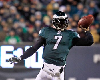 PHILADELPHIA, PA - JANUARY 09:  Michael Vick #7 of the Philadelphia Eagles scrambles against the Green Bay Packers during the 2011 NFC wild card playoff game at Lincoln Financial Field on January 9, 2011 in Philadelphia, Pennsylvania.  (Photo by Chris Tro