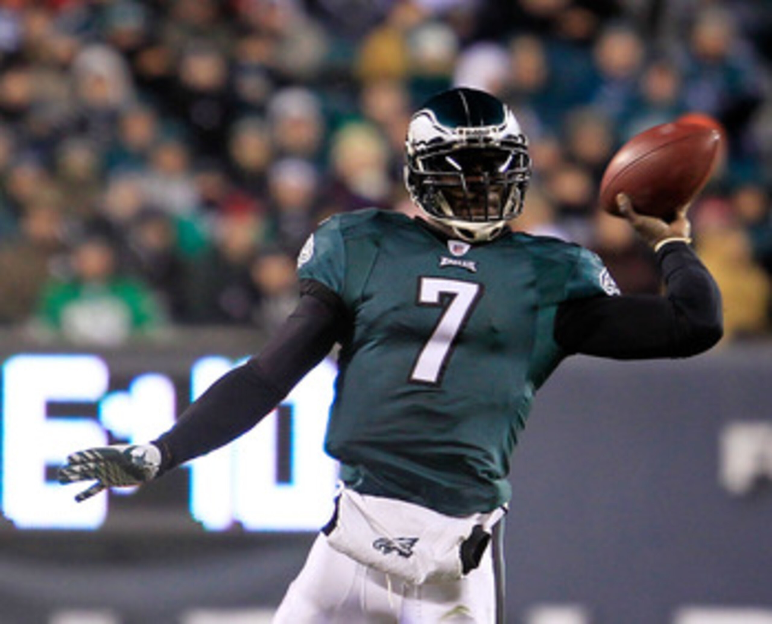 PHILADELPHIA, PA - JANUARY 09:  Michael Vick #7 of the Philadelphia Eagles scrambles against the Green Bay Packers during the 2011 NFC wild card playoff game at Lincoln Financial Field on January 9, 2011 in Philadelphia, Pennsylvania.  (Photo by Chris Tro