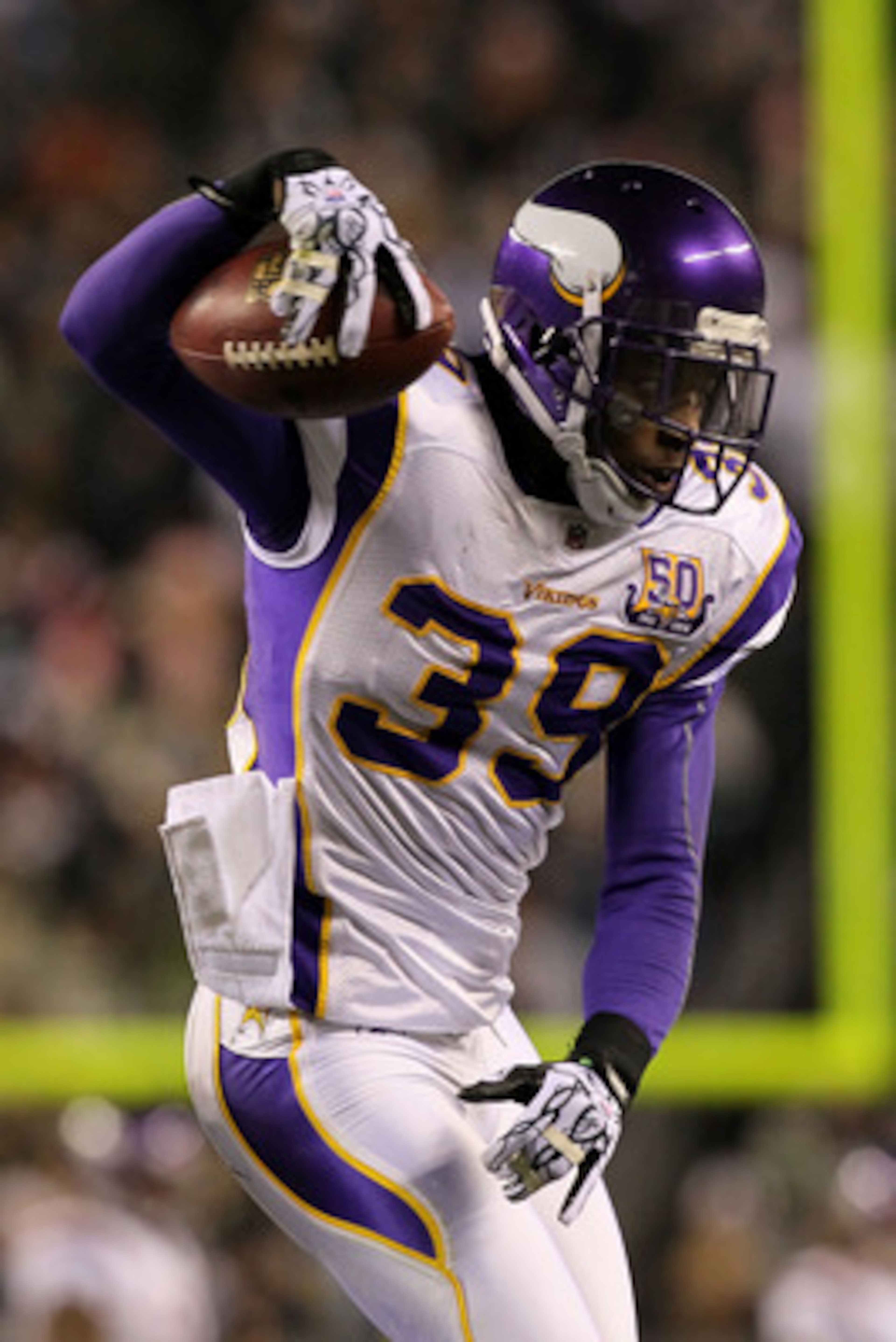 PHILADELPHIA, PA - DECEMBER 28: Husain Abdullah #39 of the Minnesota Vikings celebrates after intercepted a pass intended for DeSean Jackson #10 of the Philadelphia Eagles at Lincoln Financial Field on December 28, 2010 in Philadelphia, Pennsylvania. (Pho