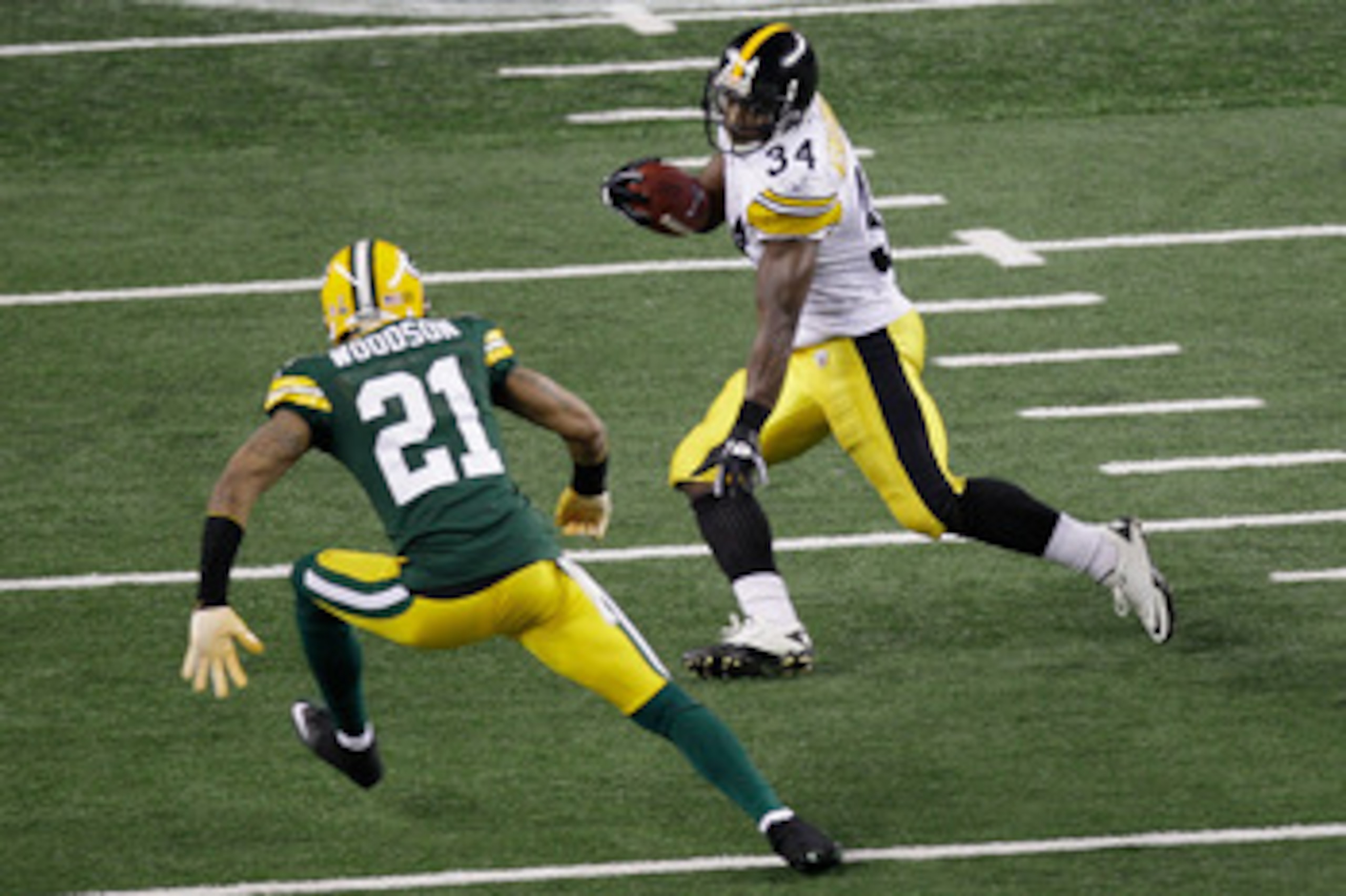 ARLINGTON, TX - FEBRUARY 06:  Rashard Mendenhall #34 of the Pittsburgh Steelers runs down field against Charles Woodson #21 of the Green Bay Packers during Super Bowl XLV at Cowboys Stadium on February 6, 2011 in Arlington, Texas.  (Photo by Rob Carr/Gett