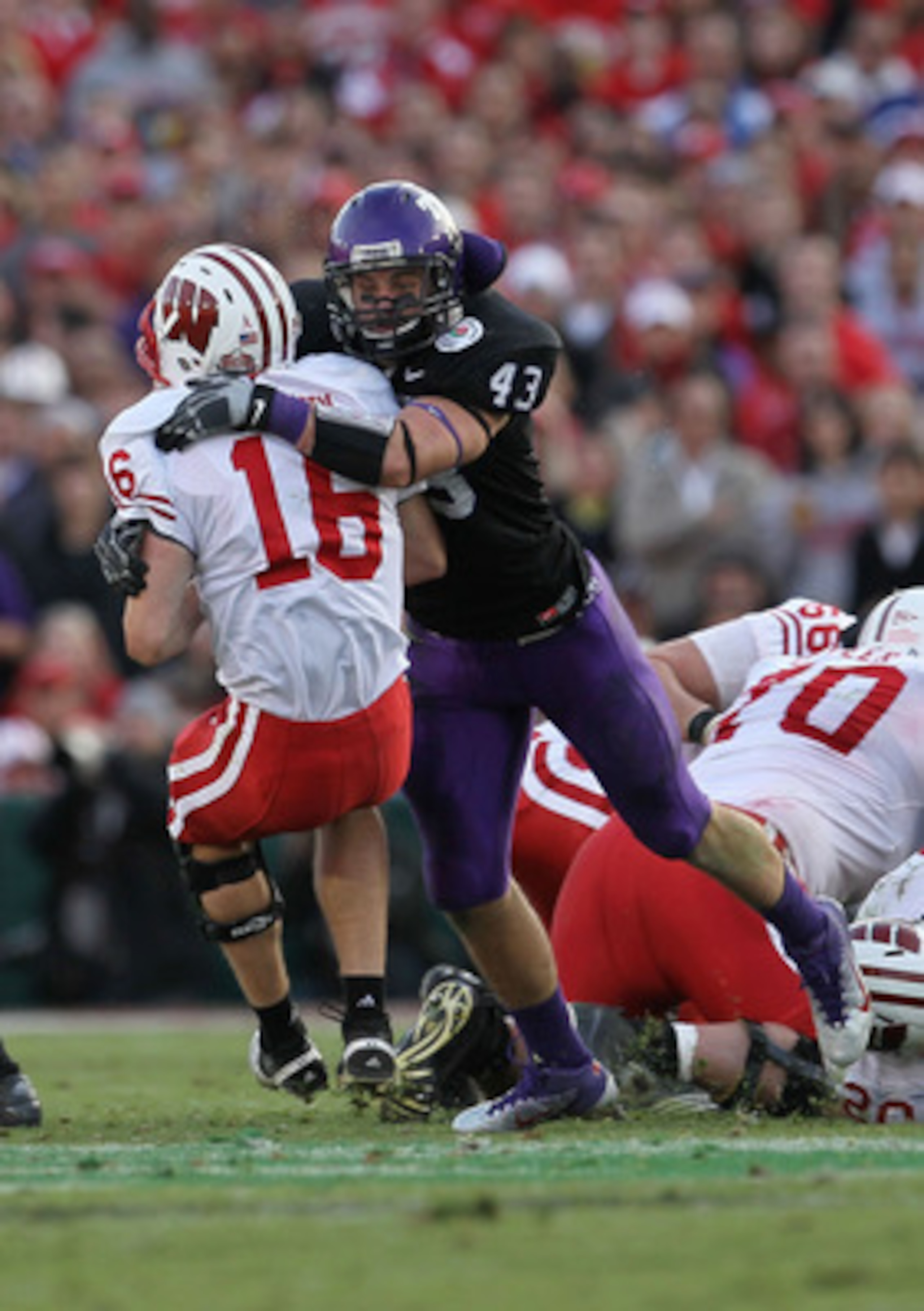 PASADENA, CA - JANUARY 01: Quarterback Scott Tolzien #16 of the Wisconsin Badgers is sacked by linebacker Tank Carder #43 of the TCU Horned Frogs during the 97th Rose Bowl game on January 1, 2011 in Pasadena, California. (Photo by Stephen Dunn/Getty Ima PASADENA, CA - JANUARY 01: Quarterback Scott Tolzien #16 of the Wisconsin Badgers is sacked by linebacker Tank Carder #43 of the TCU Horned Frogs during the 97th Rose Bowl game on January 1, 2011 in Pasadena, California. (Photo by Stephen Dunn/Getty Ima