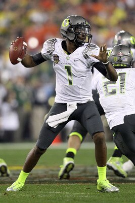 GLENDALE, AZ - JANUARY 10: Quarterback Darron Thomas #1 of the Oregon Ducks throws the ball in the first quarter against the Auburn Tigers during the Tostitos BCS National Championship Game at University of Phoenix Stadium on January 10, 2011 in Glendale GLENDALE, AZ - JANUARY 10: Quarterback Darron Thomas #1 of the Oregon Ducks throws the ball in the first quarter against the Auburn Tigers during the Tostitos BCS National Championship Game at University of Phoenix Stadium on January 10, 2011 in Glendale