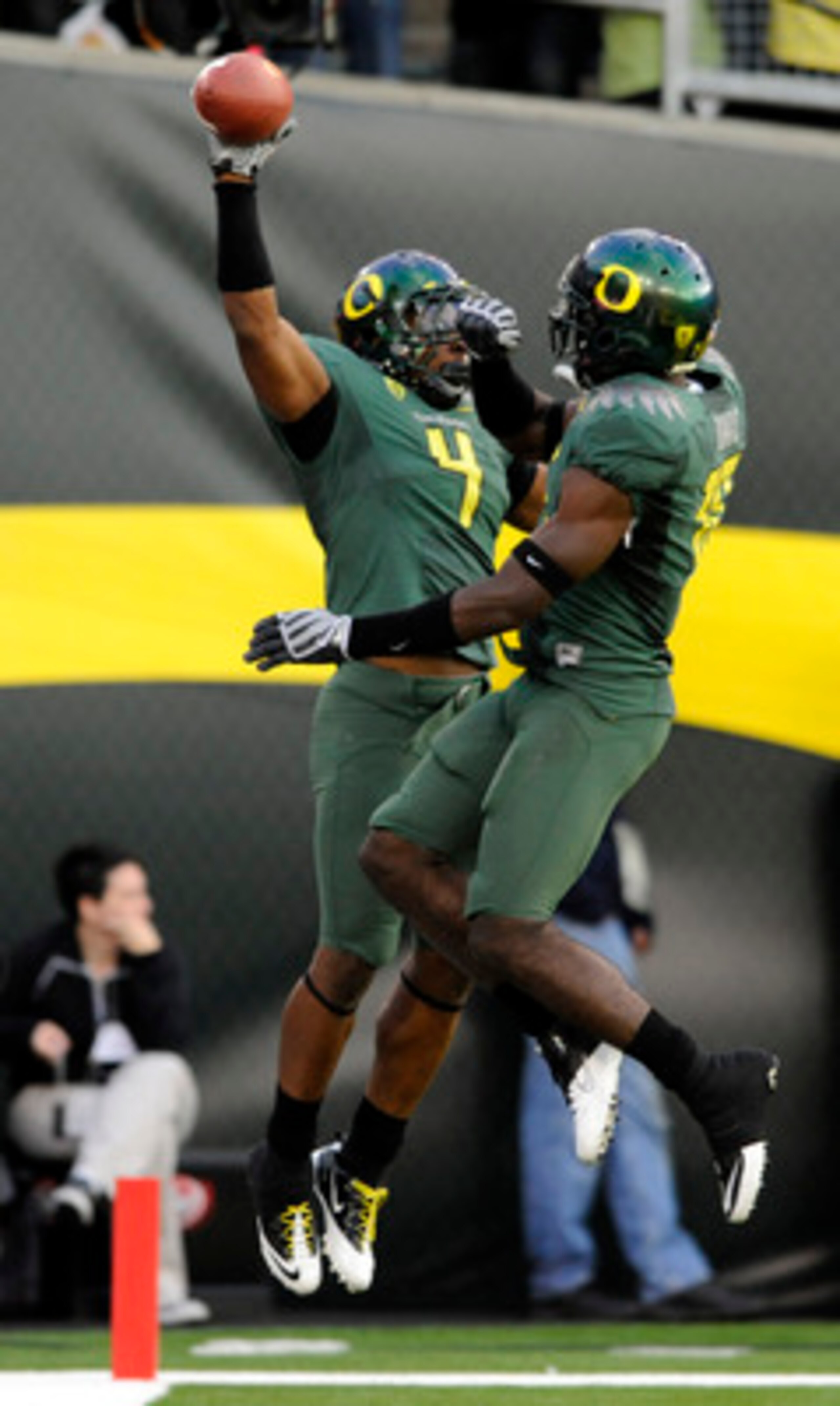 EUGENE, OR - OCTOBER 2: Wide receivers Josh Huff #4 and D.J. Davis #10 of the Oregon Ducks celebrate after Huff scored a touchdown in the second quarter of the game against the Stanford Cardinal at Autzen Stadium on October 2, 2010 in Eugene, Oregon. (Pho