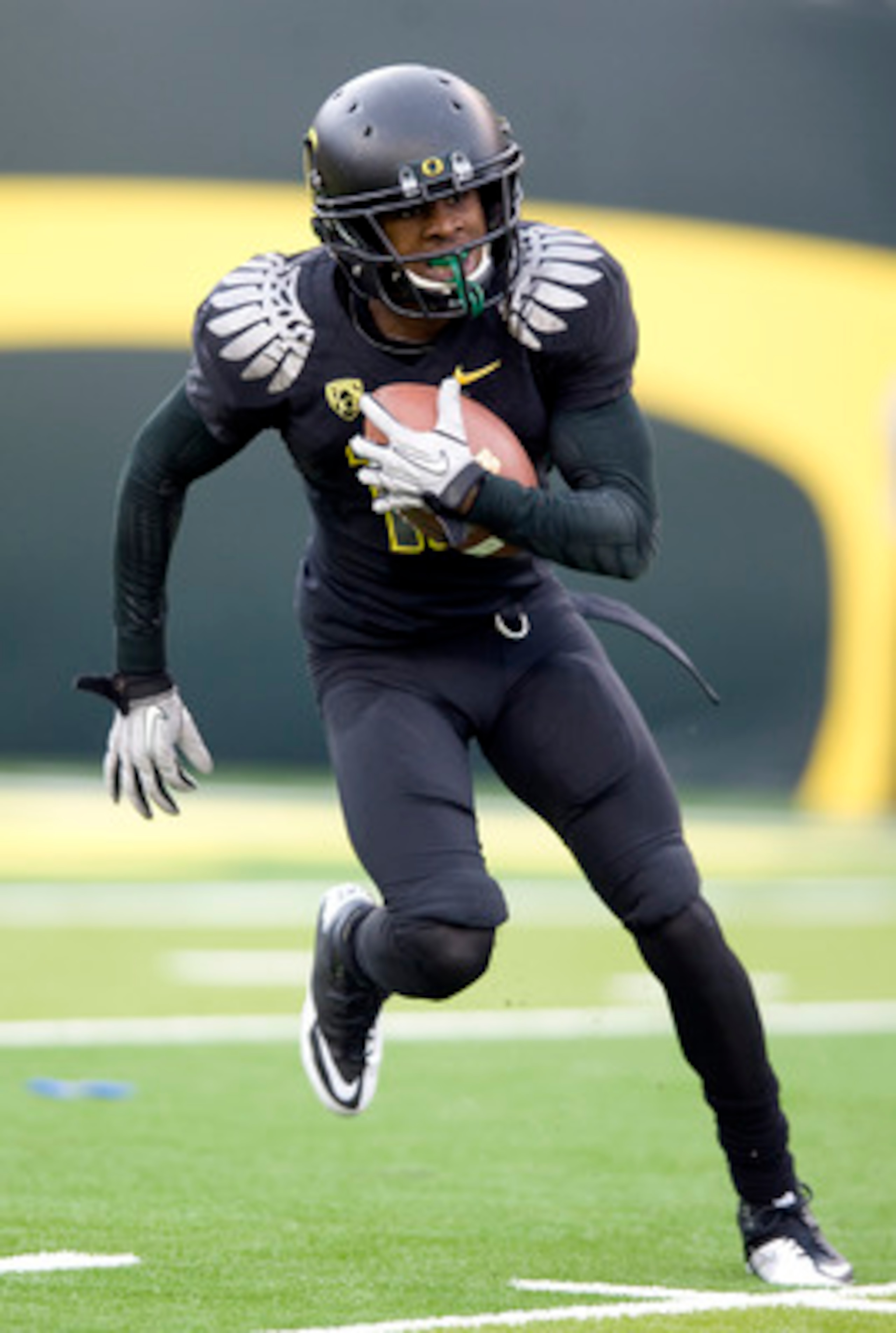 EUGENE, OR - NOVEMBER 06: Cornerback Cliff Harris #13 of the Oregon Ducks runs back a punt in the fourth quarter of the game against the Washington Huskies at Autzen Stadium on November 6, 2010 in Eugene, Oregon. The Ducks won the game 53-16. (Photo by St