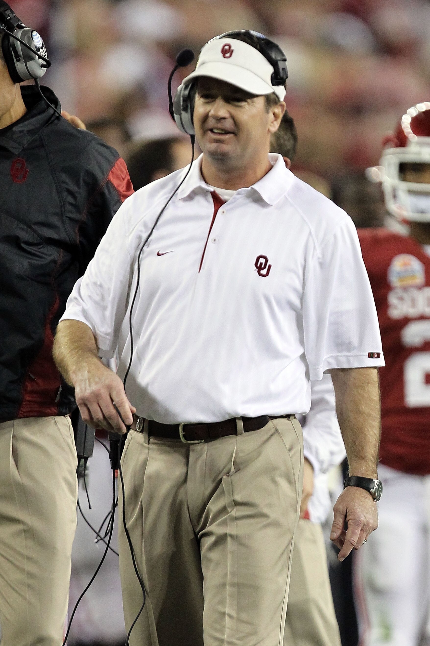 GLENDALE, AZ - JANUARY 01:  Head coach Bob Stoops looks on while taking on the Connecticut Huskies during the Tostitos Fiesta Bowl at the Universtity of Phoenix Stadium on January 1, 2011 in Glendale, Arizona.  (Photo by Ronald Martinez/Getty Images)