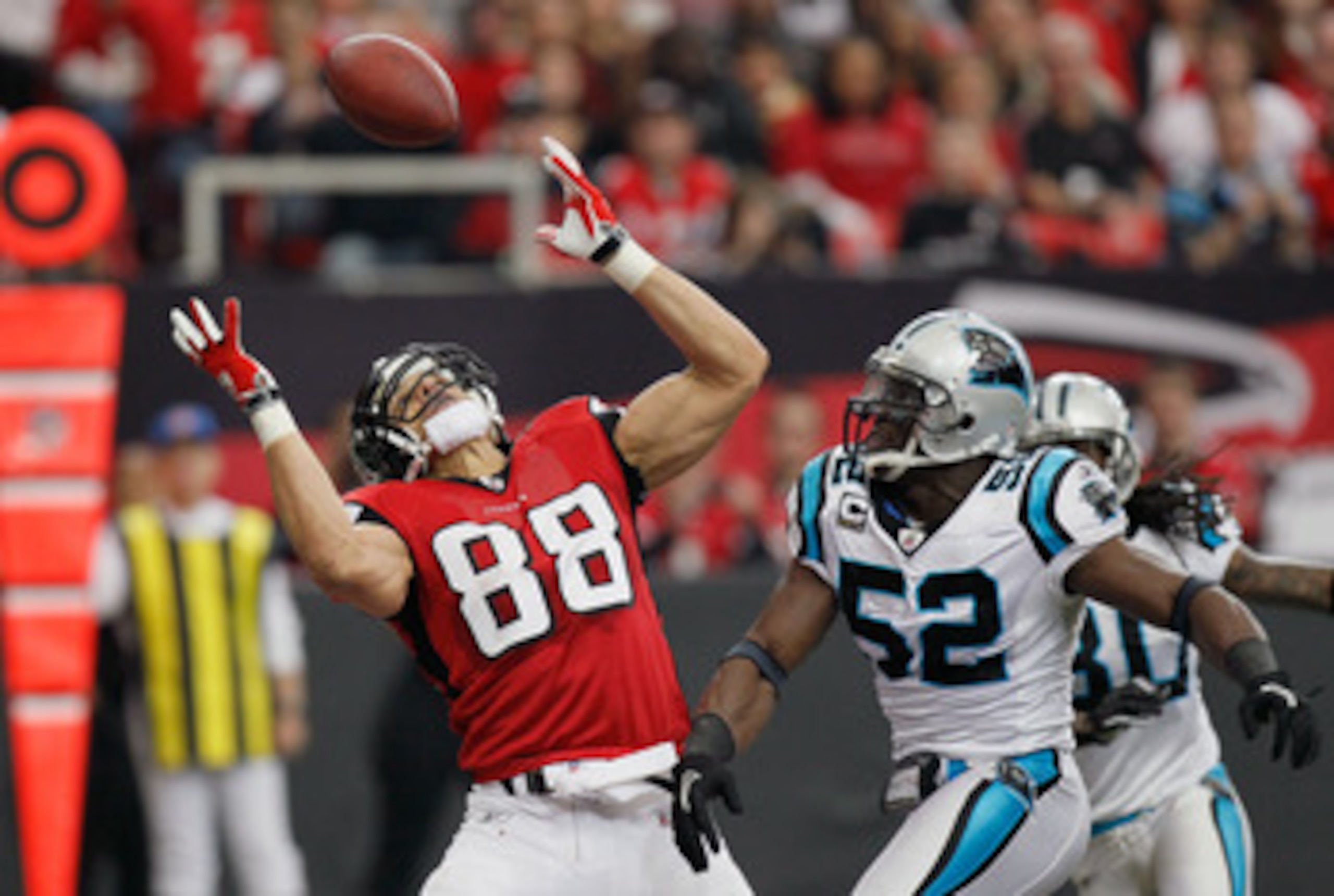ATLANTA, GA - JANUARY 02:  Tony Gonzalez #88 of the Atlanta Falcons has this touchdown reception broken up by Jon Beason #52 of the Carolina Panthers at Georgia Dome on January 2, 2011 in Atlanta, Georgia.  (Photo by Kevin C. Cox/Getty Images)