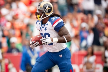 HONOLULU - JANUARY 30:  Steven Jackson, #39 of the St. Louis Rams, carries the ball during the 2011 NFL Pro Bowl at Aloha Stadium on January 30, 2011 in Honolulu, Hawaii. NFC won 55-41 over the AFC. (Photo by Kent Nishimura/Getty Images)