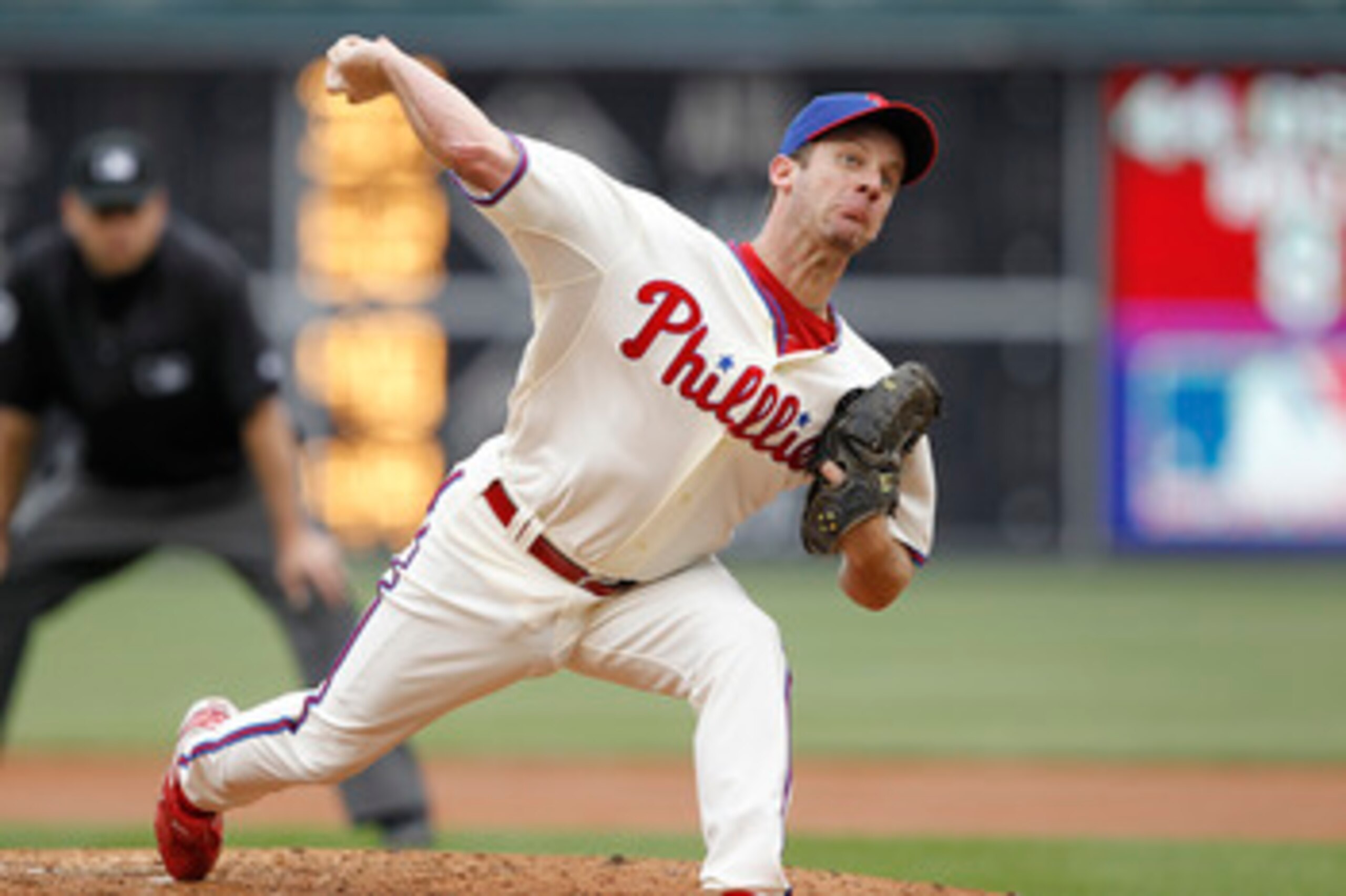 PHILADELPHIA, PA - MAY 22: Roy Oswalt #44 of the Philadelphia Phillies pitches against the Texas Rangers at Citizens Bank Park on May 22, 2011 in Philadelphia, Pennsylvania. The Rangers won 2-0. (Photo by Joe Robbins/Getty Images) PHILADELPHIA, PA - MAY 22: Roy Oswalt #44 of the Philadelphia Phillies pitches against the Texas Rangers at Citizens Bank Park on May 22, 2011 in Philadelphia, Pennsylvania. The Rangers won 2-0. (Photo by Joe Robbins/Getty Images)