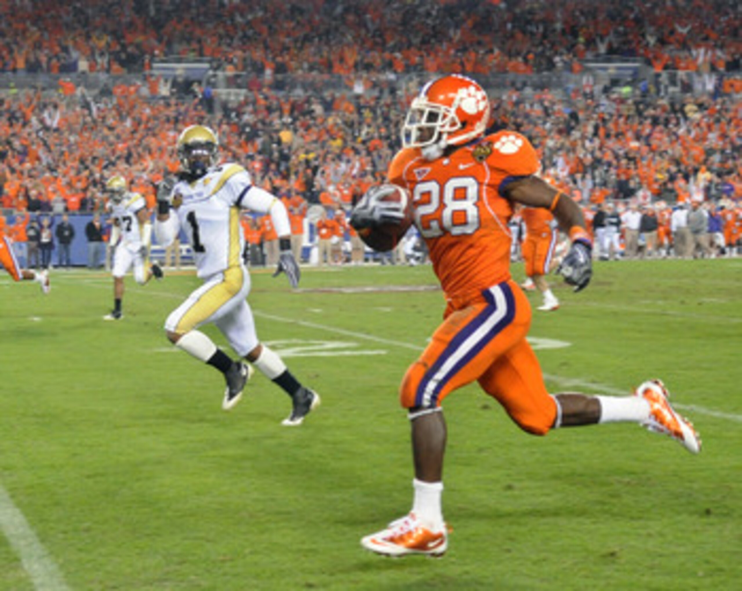 TAMPA, FL - DECEMBER 5: Running C. J. Spiller #28 of the Clemson Tigers runs 41-yards for a second-quarter touchdown   against the Georgia Tech Yellow Jackets in the 2009 ACC Football Championship Game December 5, 2009 at Raymond James Stadium in Tampa, F