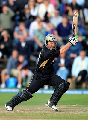 SCARBOROUGH, ENGLAND - SEPTEMBER 11:  Darren Maddy of Warwickshire in action during the Clydesdale Bank 40 Semi Final match bewteen Yorkshire and Warwickshire at Scarborough Cricket Club on September 11, 2010 in Scarborough, England.  (Photo by Christophe