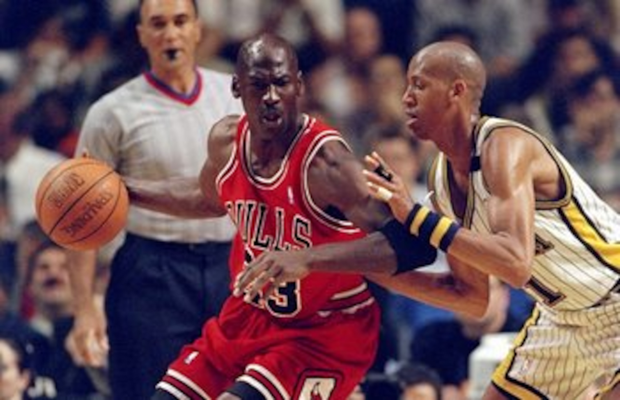 25 May, 1998:  Michael Jordan #23 of the Chicago Bulls dribbles as Reggie Miller #31 of the Indianapolis Pacers guards during the NBA Eastern Conference Finals at the Market Square Arena in Indianapolis, Indiana.  The Pacers defeated the Bulls 96-94. Mand