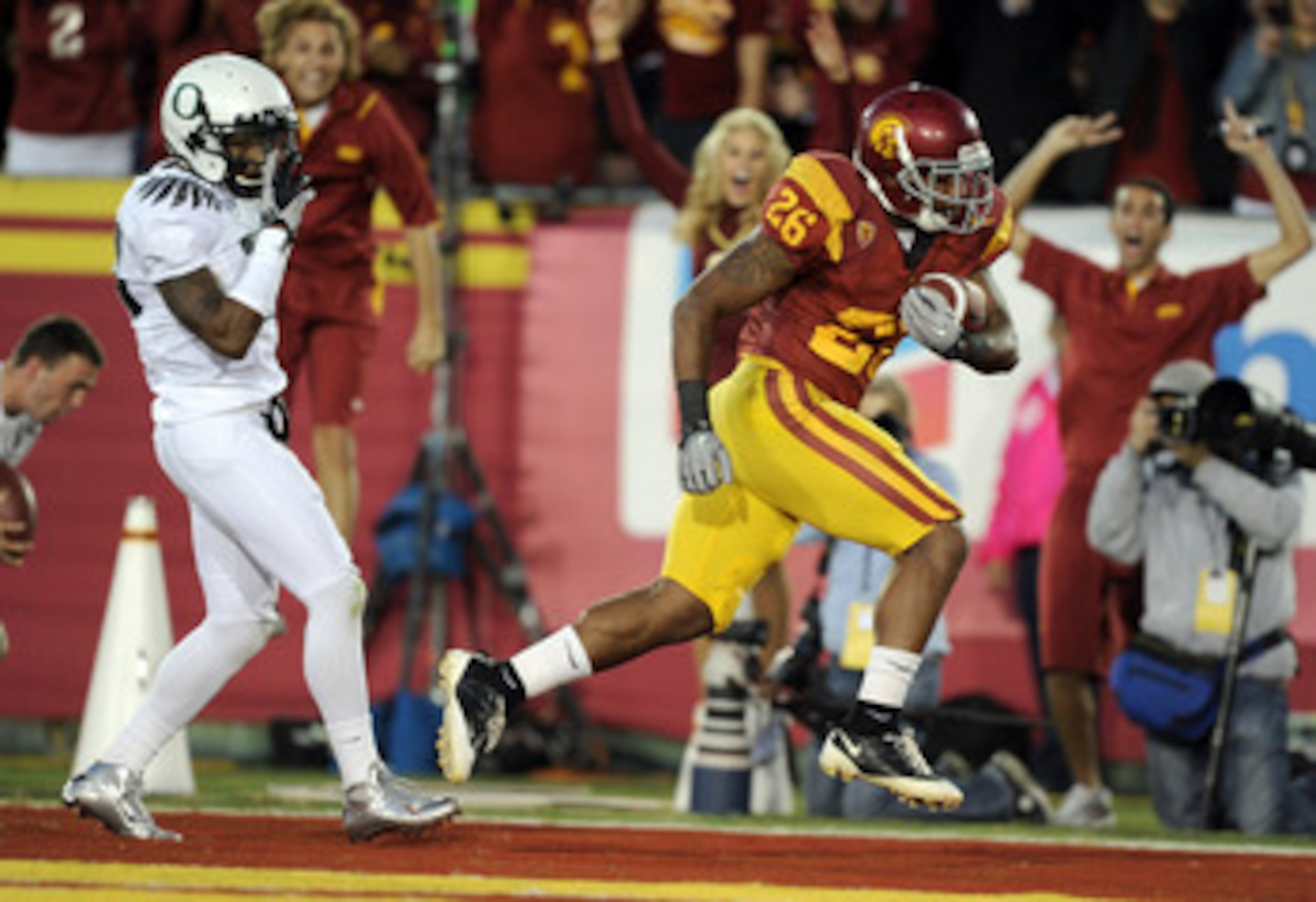 LOS ANGELES, CA - OCTOBER 30:  Marc Tyler #26 of the USC Trojans scores a touchdown in front of Talmadge Jackson III of the Oregon Ducks for a 17-15 lead during the second quarter at Los Angeles Memorial Coliseum on October 30, 2010 in Los Angeles, Califo