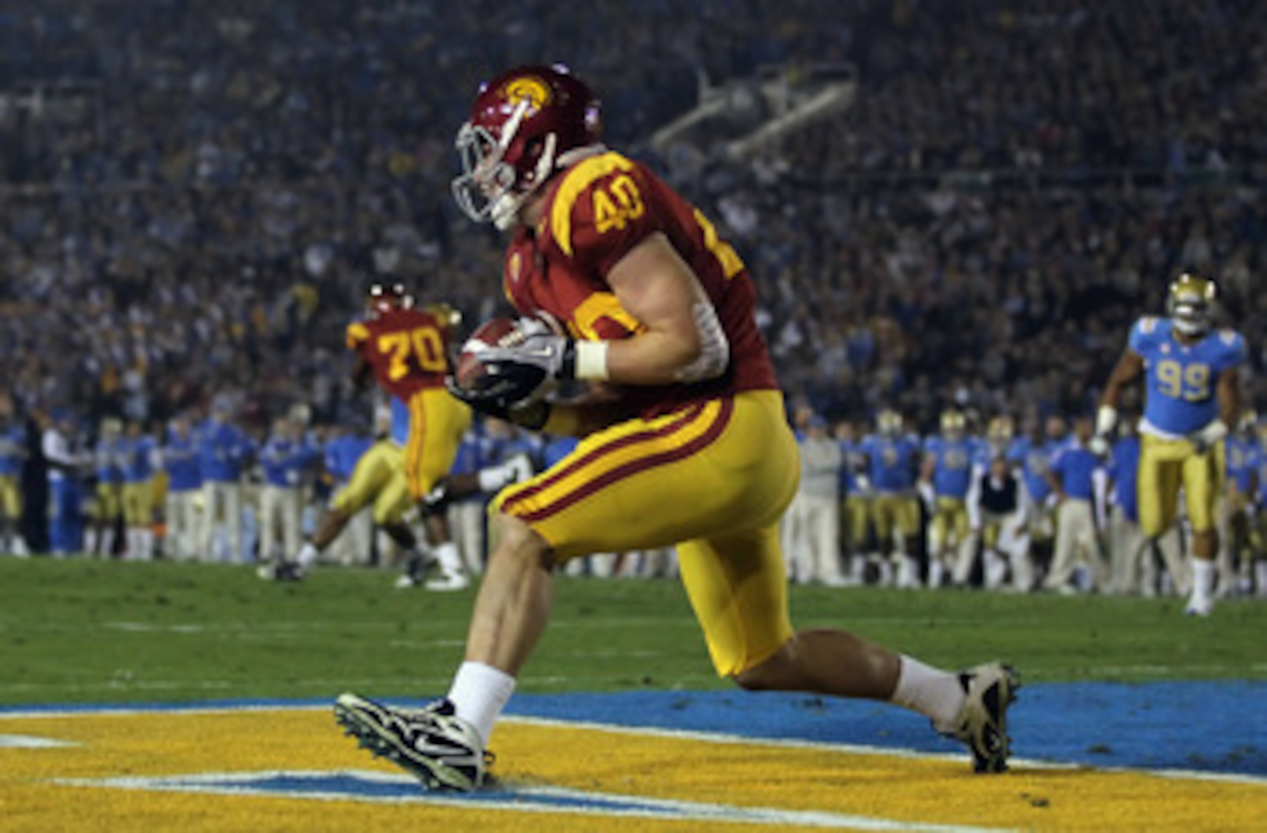 PASADENA, CA - DECEMBER 04:  Tight end Rhett Ellison #30 of the USC Trojans catches a pass for touchdown in the first quarter against the UCLA Bruins at the Rose Bowl on December 4, 2010 in Pasadena, California.  (Photo by Jeff Gross/Getty Images)