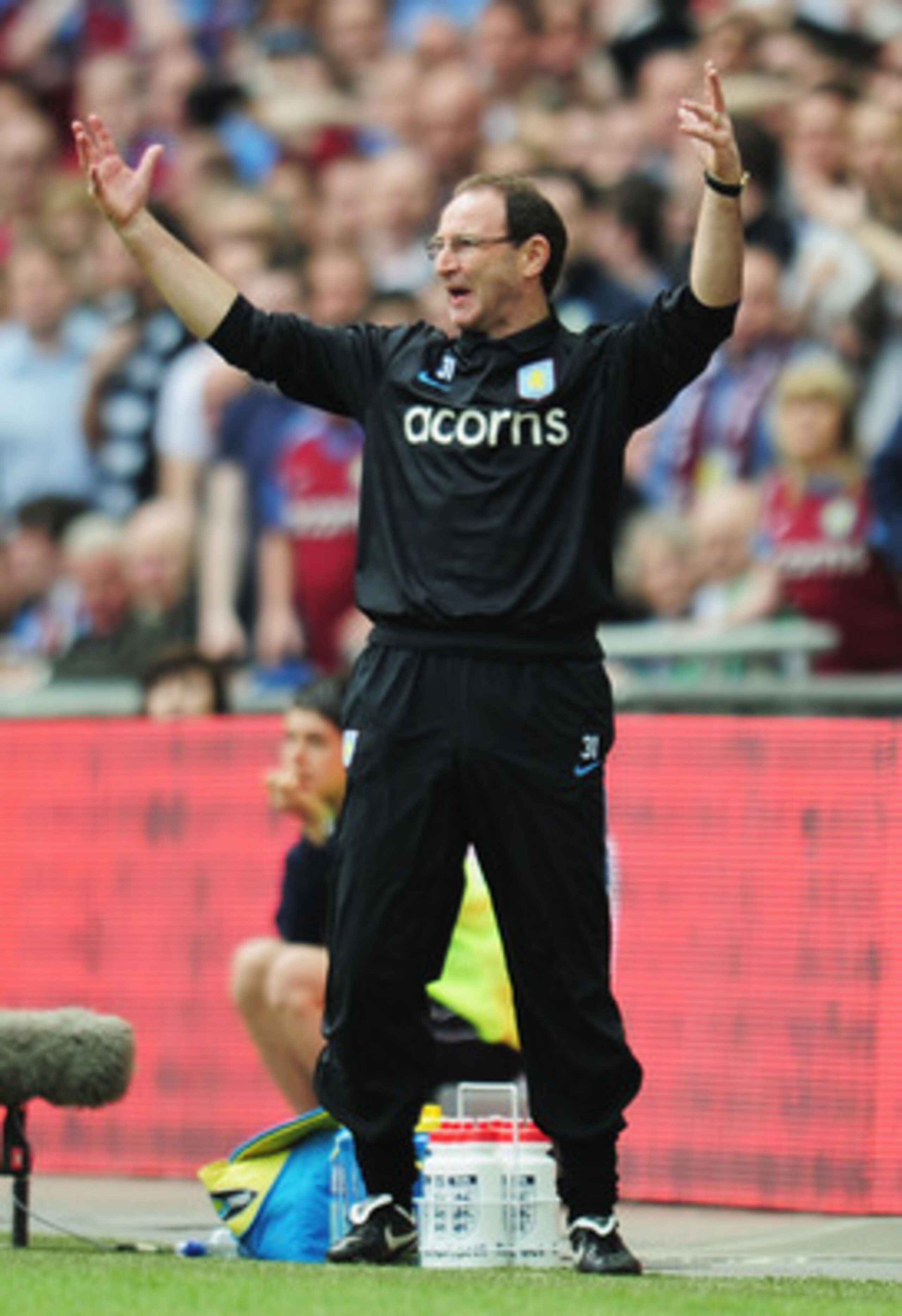 LONDON, ENGLAND - APRIL 10:  Aston Villa manager Martin O'Neill reacts as he watches his team during the FA Cup sponsored by E.ON Semi Final match between Aston Villa and Chelsea at Wembley Stadium on April 10, 2010 in London, England.  (Photo by Shaun Bo
