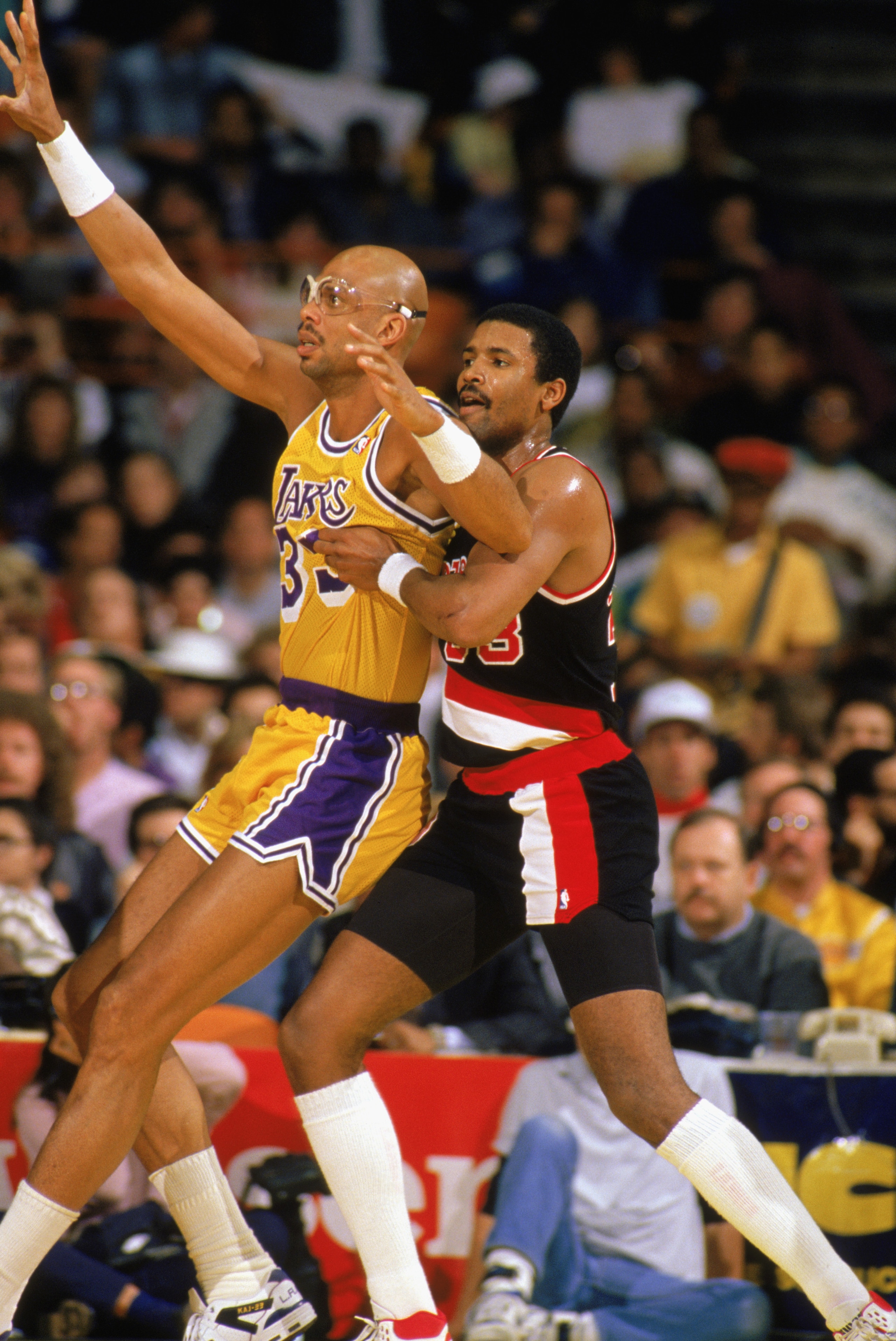 LOS ANGELES - 1989: Steve Johnson #33 of the Portland Trail Blazers defends Kareem Abdul-Jabbar #33 of the Los Angeles Lakers during the 1988-1989 NBA season game at the Great Western Forum in Los Angeles, California. (Photo by Tim DeFrisco/Getty Images LOS ANGELES - 1989: Steve Johnson #33 of the Portland Trail Blazers defends Kareem Abdul-Jabbar #33 of the Los Angeles Lakers during the 1988-1989 NBA season game at the Great Western Forum in Los Angeles, California. (Photo by Tim DeFrisco/Getty Images