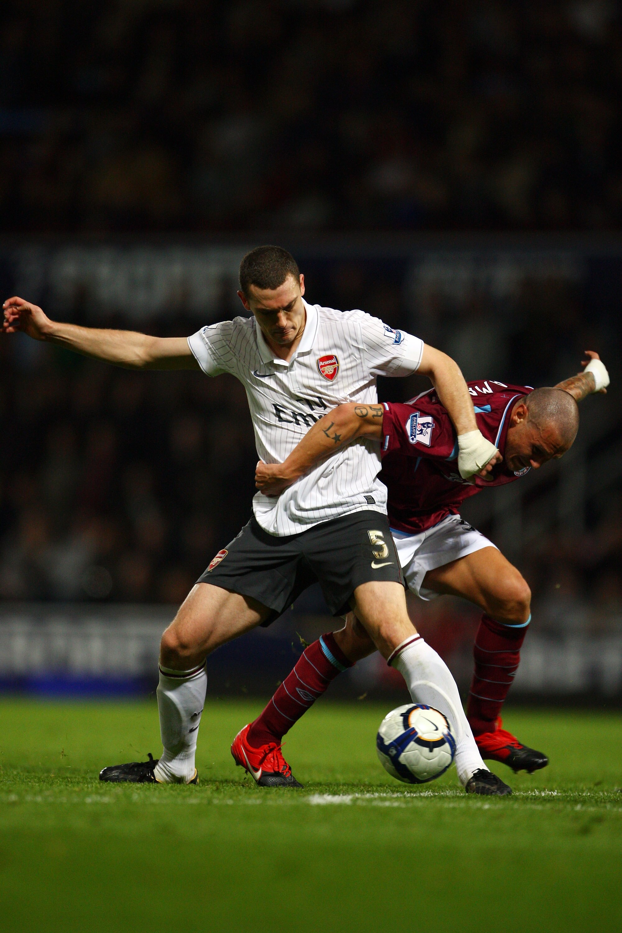LONDON, ENGLAND - OCTOBER 25:  Thomas Vermaelen of Arsenal battles for the ball with Alessandro Diamanti of West Ham United during the Barclays Premier League match between West Ham United and Arsenal at Boleyn Ground on October 25, 2009 in London, Englan