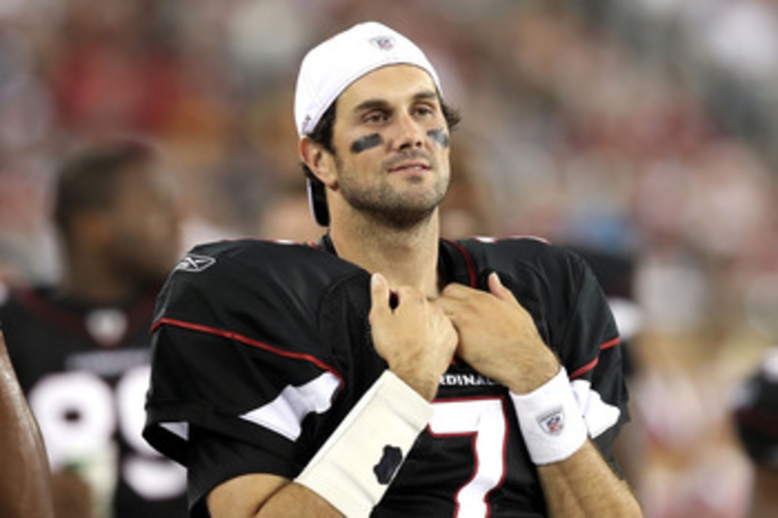 GLENDALE, AZ - SEPTEMBER 02:  Quarterback Matt Leinart #7 of the Arizona Cardinals watches from the sidelines during preseason NFL game against the Washington Redskins at the University of Phoenix Stadium on September 2, 2010 in Glendale, Arizona. The Car