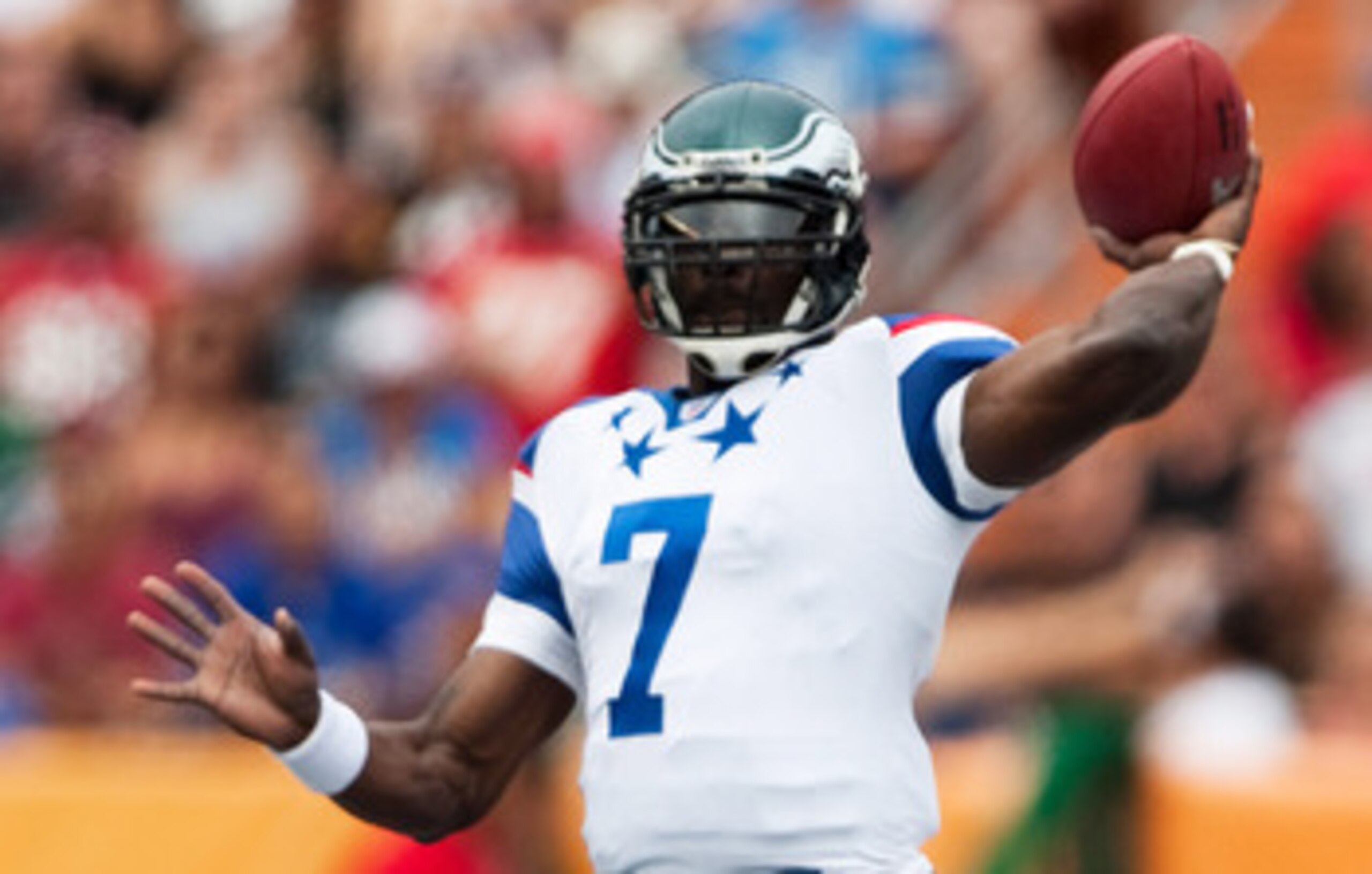 HONOLULU - JANUARY 30:  Michael Vick, #7 of the NFC Philadelphia Eagles passes against the American Football Conference team (AFC) during the 2011 NFL Pro Bowl at Aloha Stadium on January 30, 2011 in Honolulu, Hawaii.  (Photo by Kent Nishimura/Getty Image