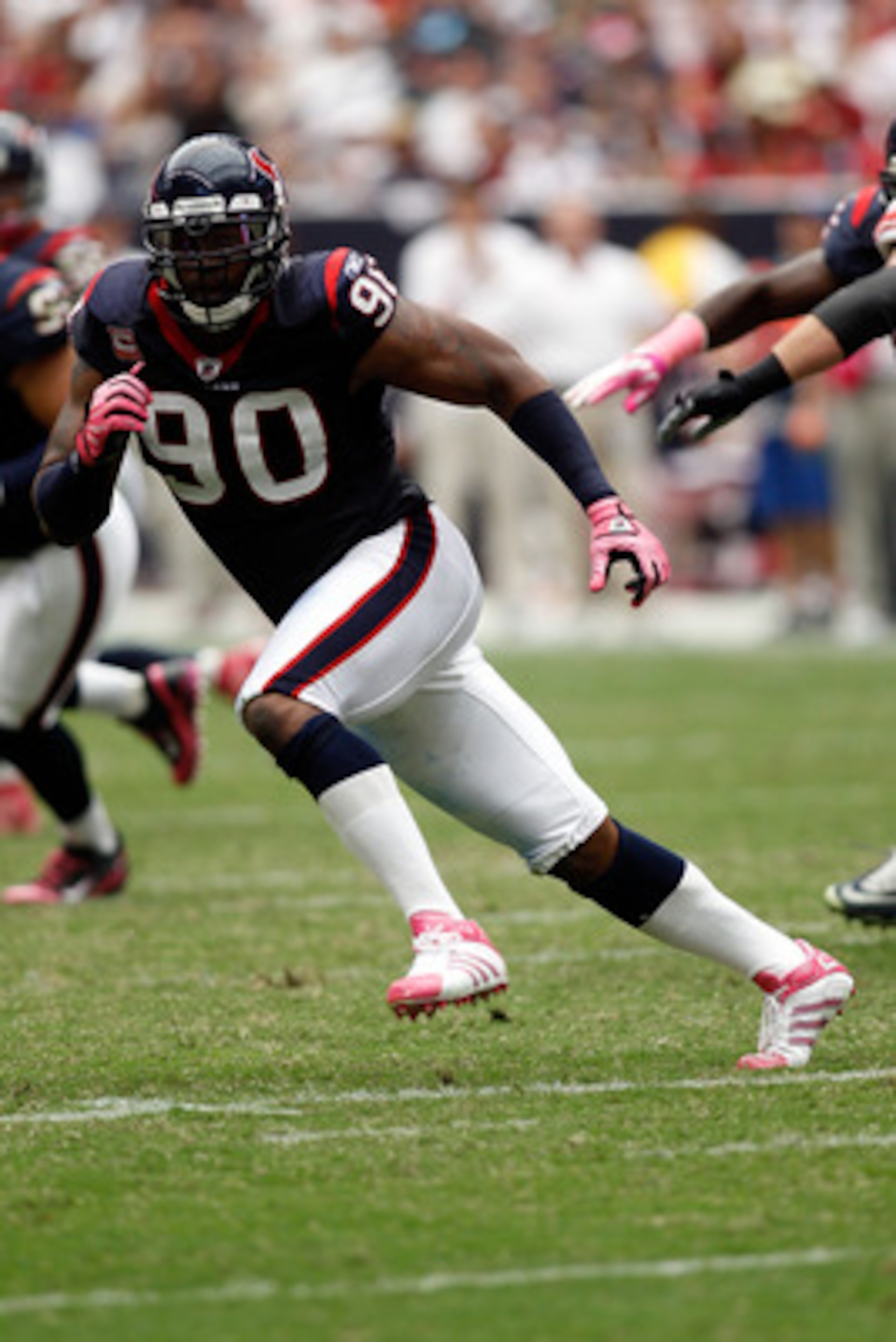 HOUSTON - OCTOBER 10: Mario Williams #90 of the Houston Texans in action during the game against the New York Giants at Reliant Stadium on October 10, 2010 in Houston, Texas. (Photo by Chris Graythen/Getty Images) HOUSTON - OCTOBER 10: Mario Williams #90 of the Houston Texans in action during the game against the New York Giants at Reliant Stadium on October 10, 2010 in Houston, Texas. (Photo by Chris Graythen/Getty Images)