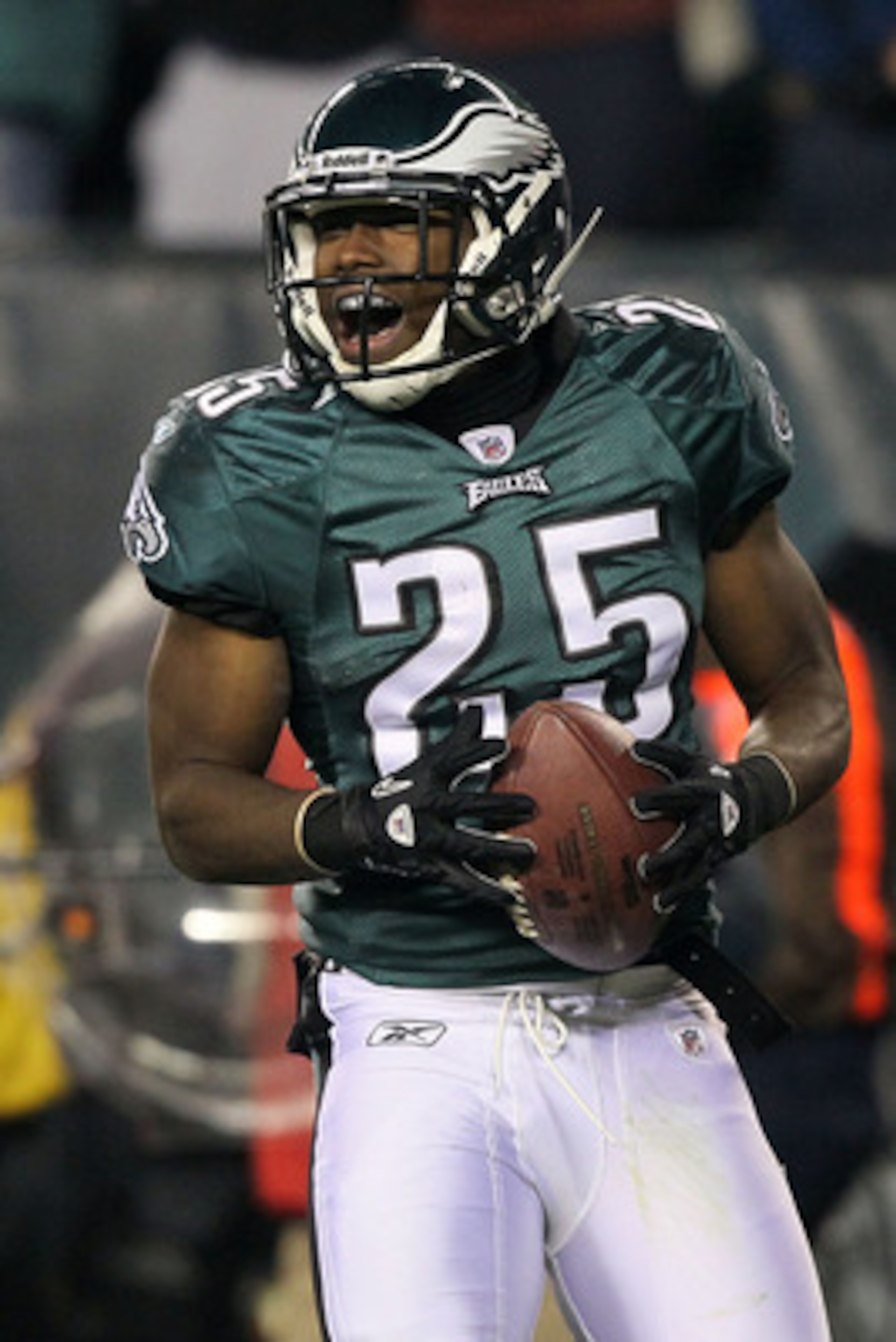 PHILADELPHIA, PA - DECEMBER 02:  Lesean Mccoy #25 of the Philadelphia Eagles celebrates after he scored a 1-yard touchdown reception in the first quarter against the Houston Texans at Lincoln Financial Field on December 2, 2010 in Philadelphia, Pennsylvan