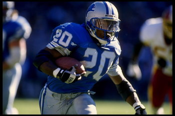 22 OCT 1995:  RUNNING BACK BARRY SANDERS OF THE DETROIT LIONS CARRIES THE FOOTBALL DURING THE LIONS 36-30 LOSS TO THE WASHINGTON REDSKINS AT RFK STADIUM IN WASHINGTON, D.C.  Mandatory Credit:  Doug Pensinger/Allsport