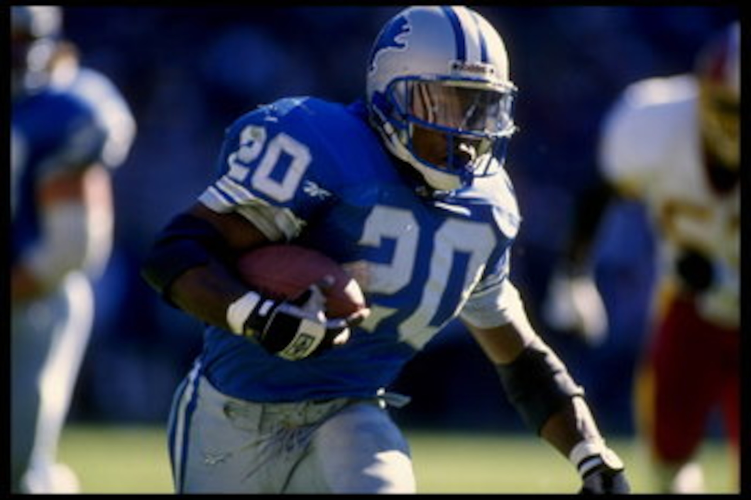 22 OCT 1995:  RUNNING BACK BARRY SANDERS OF THE DETROIT LIONS CARRIES THE FOOTBALL DURING THE LIONS 36-30 LOSS TO THE WASHINGTON REDSKINS AT RFK STADIUM IN WASHINGTON, D.C.  Mandatory Credit:  Doug Pensinger/Allsport