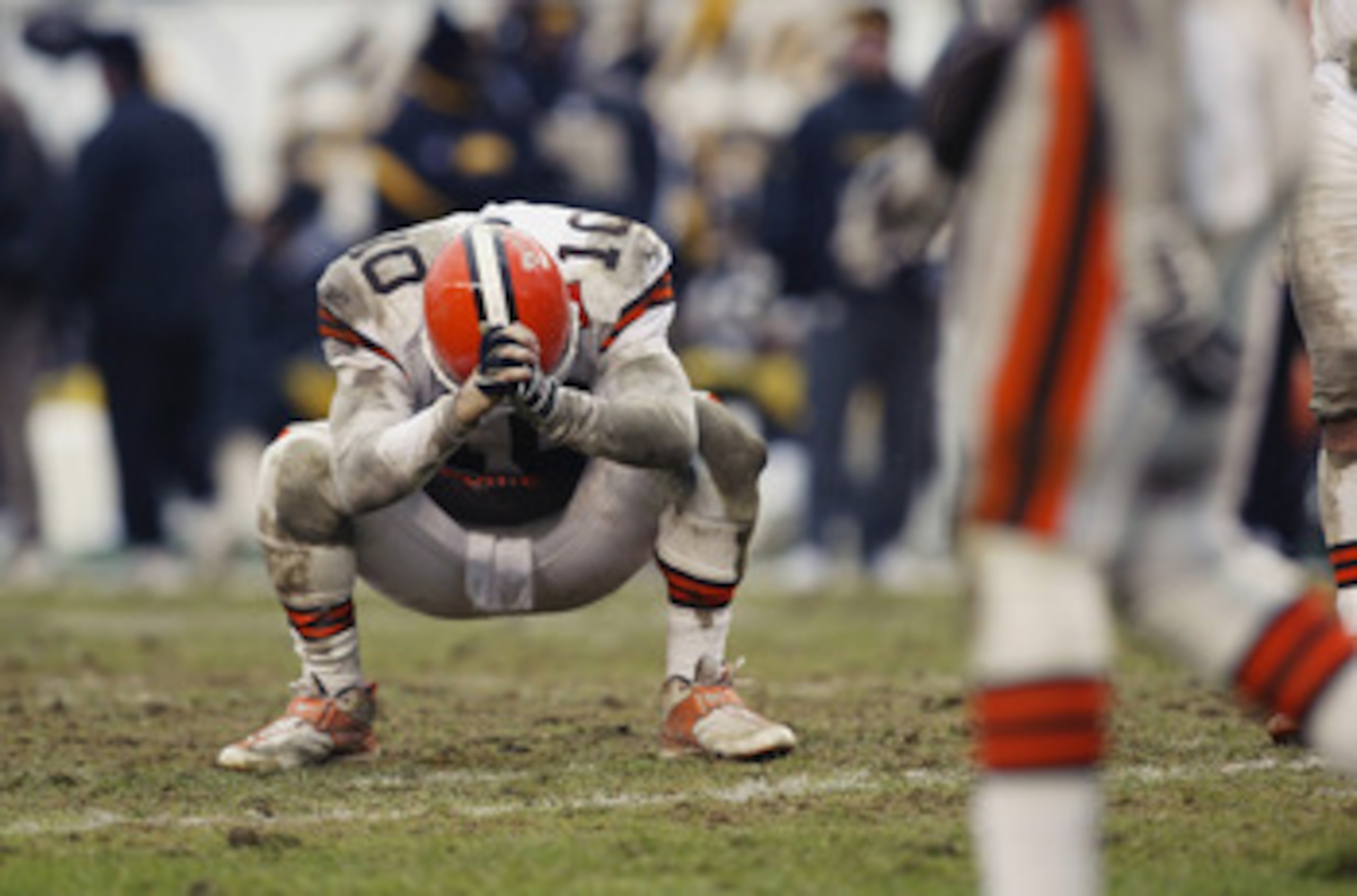 PITTSBURGH - JANUARY 5:  Kelly Holcomb #10 of the Cleveland Browns looks down in frustration after an incomplete pass late in the game against the Pittsburgh Steelers during the AFC Wild Card  game on January 5, 2002 at Heinz Field in Pittsburgh, Pennsylv