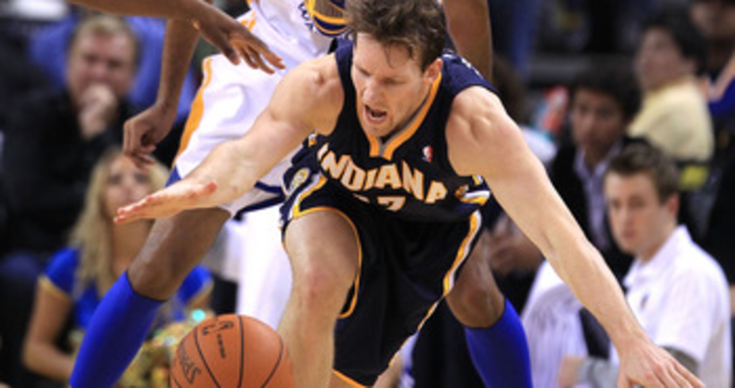 OAKLAND, CA - JANUARY 19:  Mike Dunleavy #17 of the Indiana Pacers looses the ball while guarded by Brandan Wright #32 of the Golden State Warriors at Oracle Arena on January 19, 2011 in Oakland, California.  NOTE TO USER: User expressly acknowledges and 