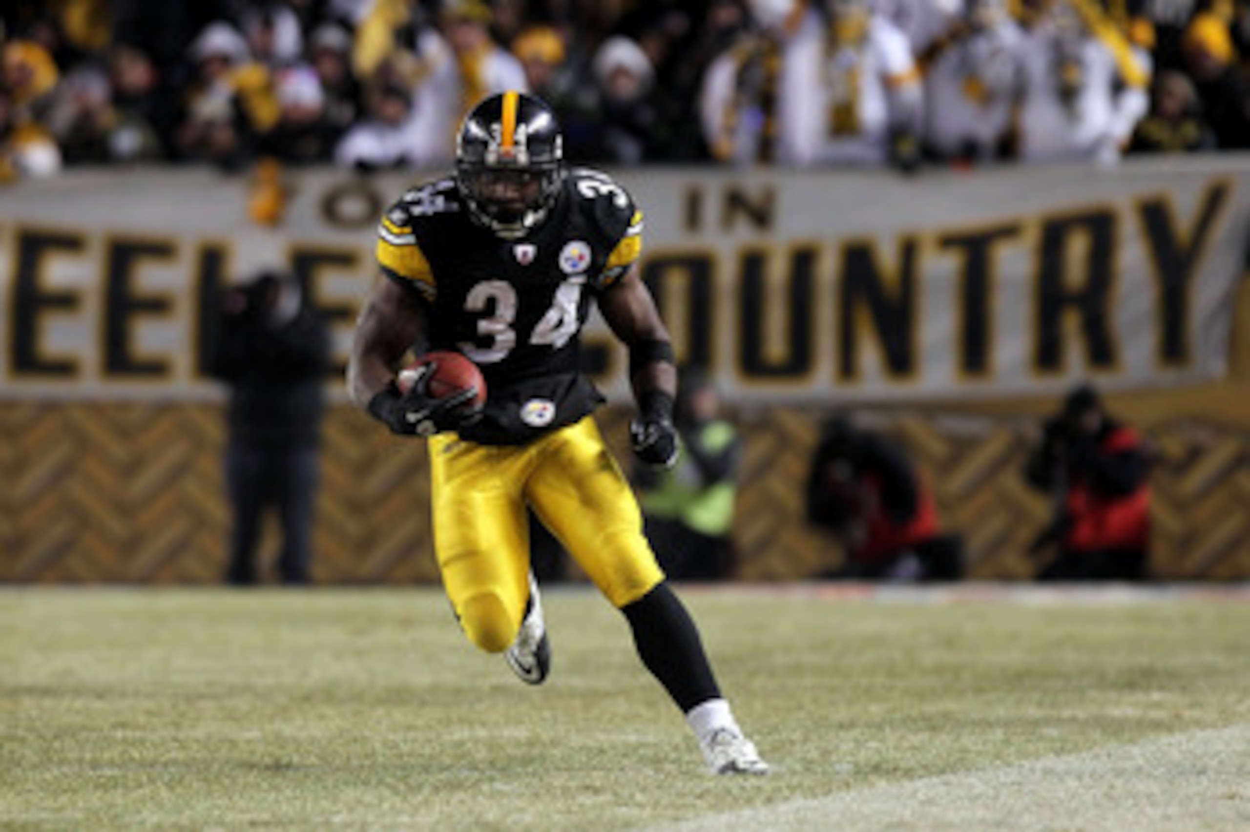 PITTSBURGH, PA - JANUARY 23: Rashard Mendenhall #34 of the Pittsburgh Steelers runs the ball against the New York Jets during the 2011 AFC Championship game at Heinz Field on January 23, 2011 in Pittsburgh, Pennsylvania. The Steelers won 24-19. (Photo b PITTSBURGH, PA - JANUARY 23: Rashard Mendenhall #34 of the Pittsburgh Steelers runs the ball against the New York Jets during the 2011 AFC Championship game at Heinz Field on January 23, 2011 in Pittsburgh, Pennsylvania. The Steelers won 24-19. (Photo b