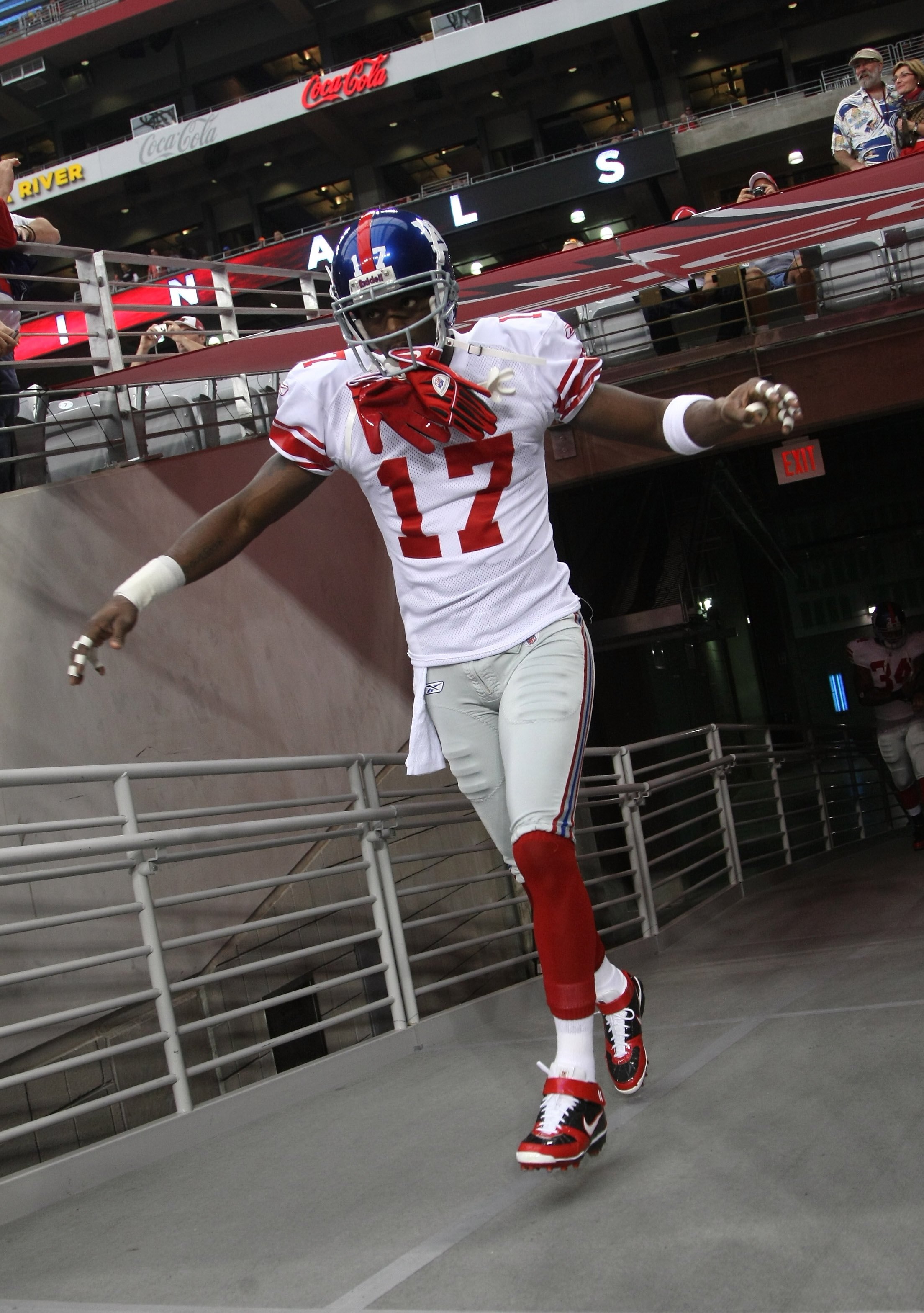 GLENDALE, AZ - NOVEMBER 23:  Wide receiver Plaxico Burress #17 of the New York Giants takes the field for warmups for the game with the Arizona Cardinals on November 23, 2008 at University of Phoenix Stadium in Glendale, Arizona. The Giants won 37-29.  (P
