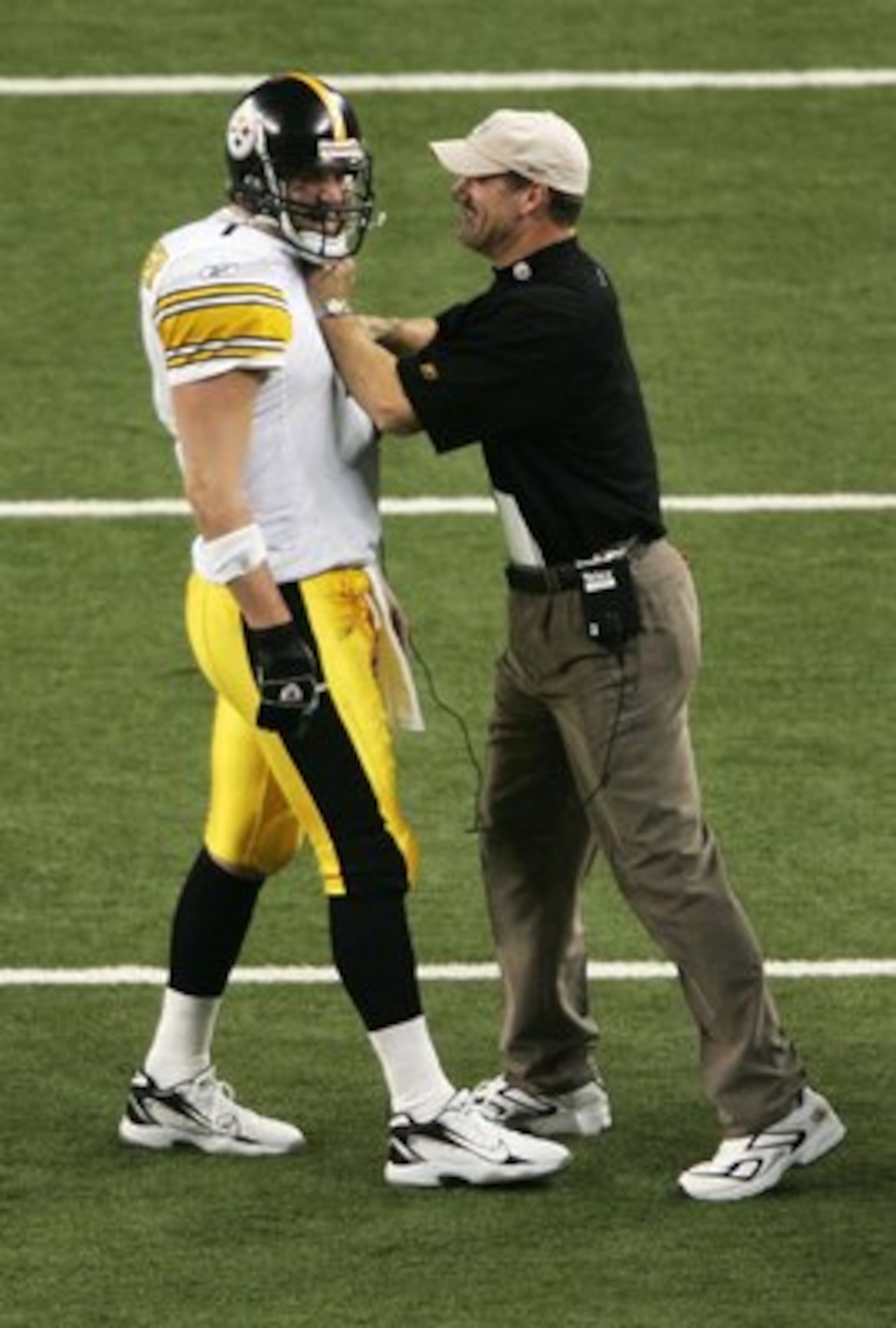 DETROIT - FEBRUARY 05:  Head coach Bill Cowher of the Pittsburgh Steelers jokes with quarterback Ben Roethlisberger #7 during the final seconds of the game before defeating the Seattle Seahawks in Super Bowl XL at Ford Field on February 5, 2006 in Detroit