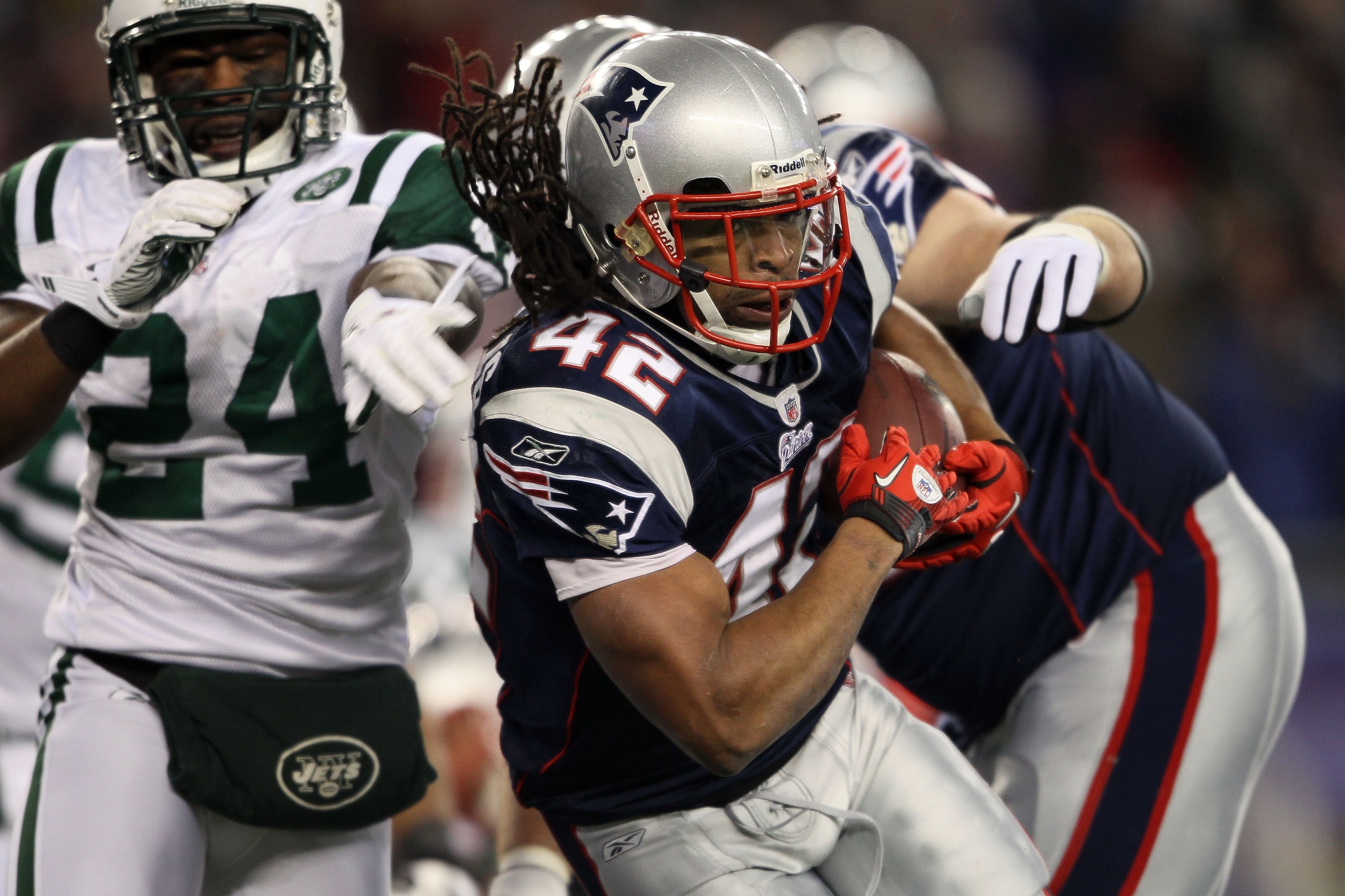 FOXBORO, MA - DECEMBER 06:  BenJarvus Green-Ellis #42 of the New England Patriots runs for a 1-yard touchdown in thefirst quarter against the New York Jets at Gillette Stadium on December 6, 2010 in Foxboro, Massachusetts.  (Photo by Elsa/Getty Images)
