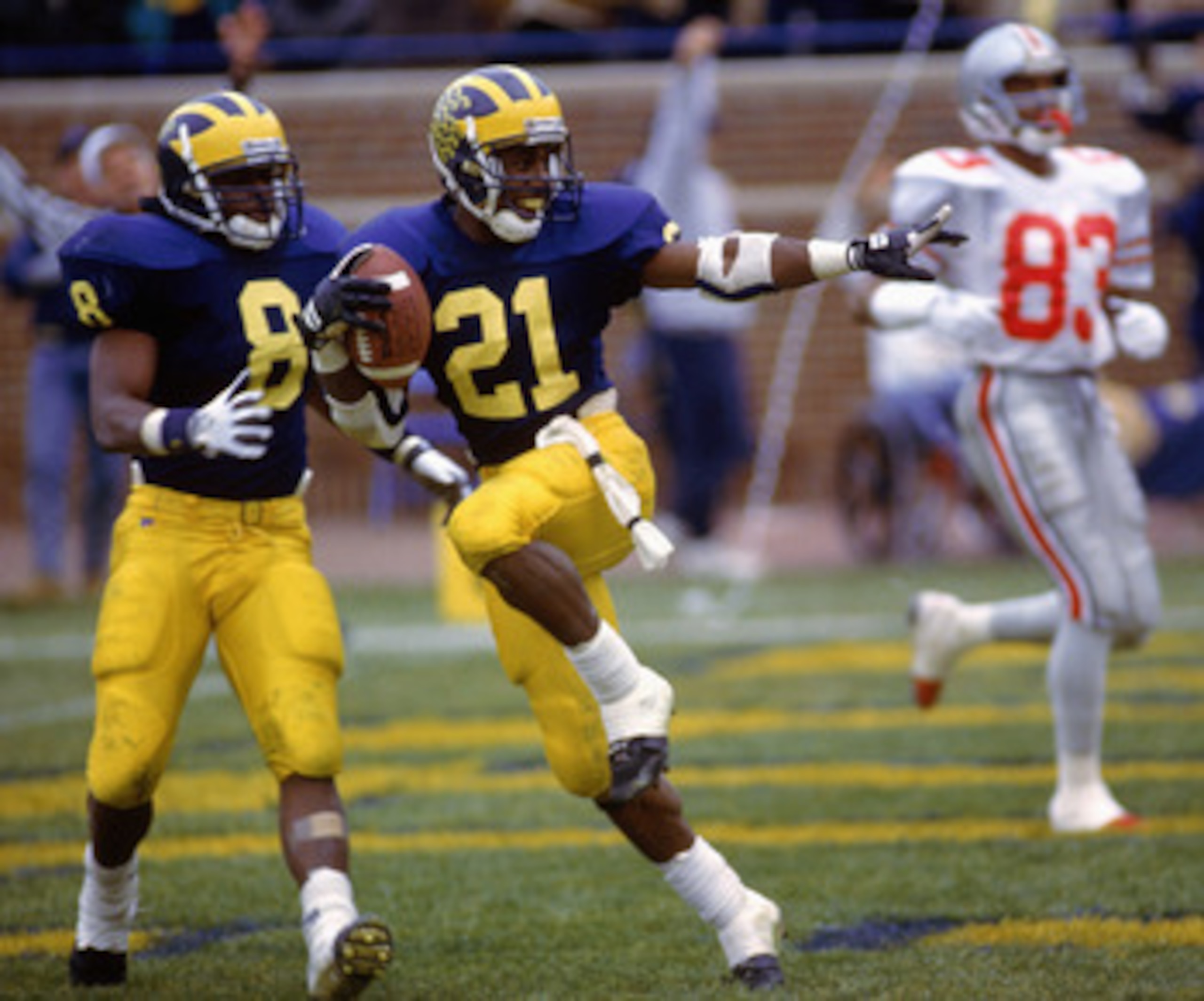 1991:  Desmond Howard #21 of the Michigan Wolverines runs makes the 'Heisman' pose right after making a 93 yard touchdown against Ohio State circa 1991 in Ann Arbor, Michigan.  Wolverines won 31 -3. (Photo by Getty Images)