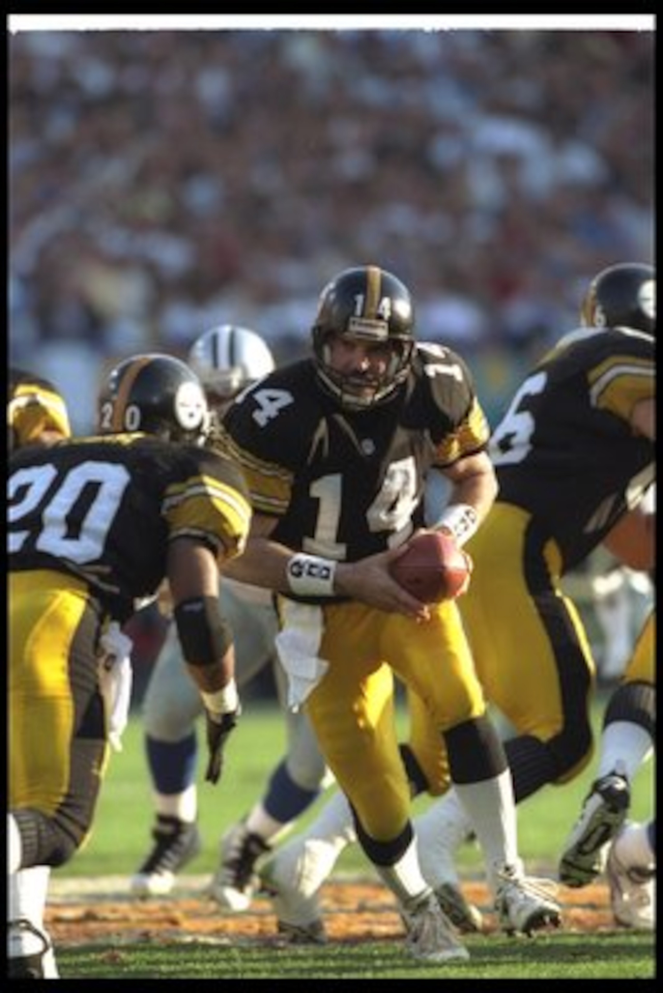 28 Jan 1996:  Quarterback Neil O'Donnell of the Pittsburgh Steelers hands off the ball during Super Bowl XXX against the Dallas Cowboys at Sun Devil Stadium in Tempe, Arizona.  The Cowboys won the game, 27-17. Mandatory Credit: Mike Powell  /Allsport