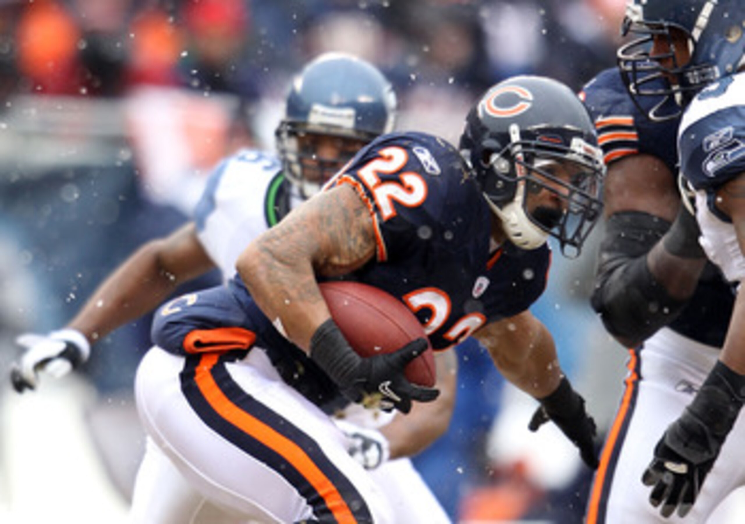 CHICAGO, IL - JANUARY 16:  Matt Forte #22 of the Chicago Bears runs the ball against the Seattle Seahawks in the 2011 NFC divisional playoff game at Soldier Field on January 16, 2011 in Chicago, Illinois.  (Photo by Andy Lyons/Getty Images)