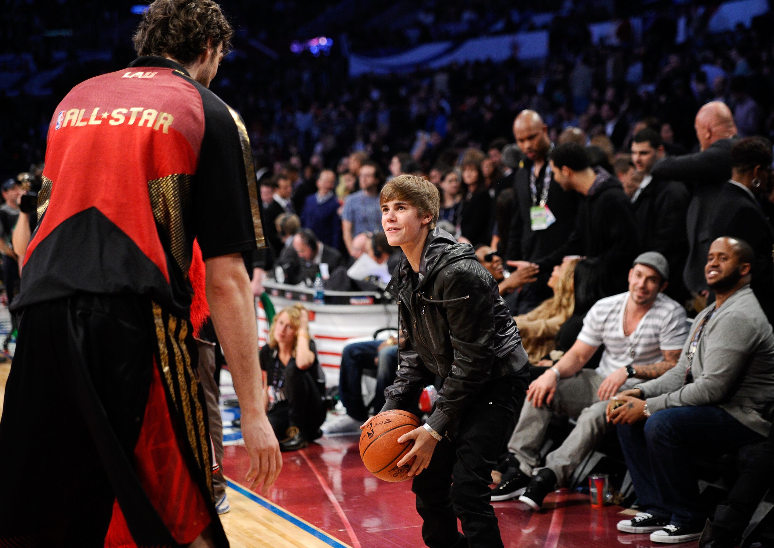 LOS ANGELES, CA - FEBRUARY 20:  Singer Justin Bieber sits in the audience during the 2011 NBA All-Star game at Staples Center on February 20, 2011 in Los Angeles, California. NOTE TO USER: User expressly acknowledges and agrees that, by downloading and or