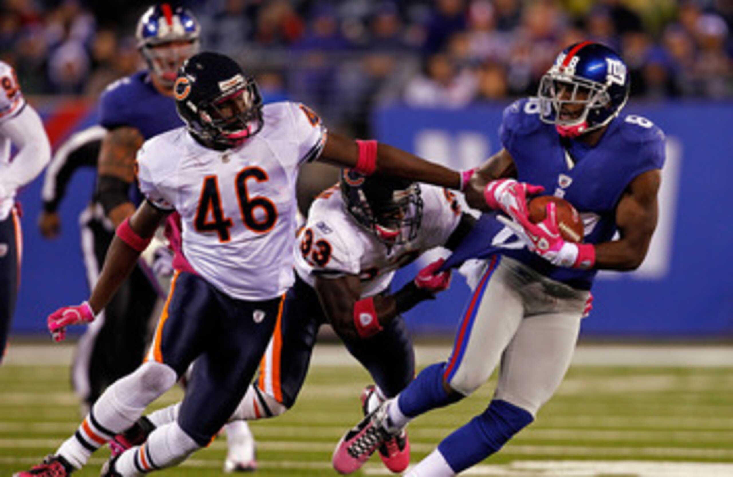 EAST RUTHERFORD, NJ - OCTOBER 03:  Hakeem Nicks #88 of the New York Giants runs with the ball against Chris Harris #46 and Charles Tillman #33 of the Chicago Bears at New Meadowlands Stadium on October 3, 2010 in East Rutherford, New Jersey.  (Photo by Mi