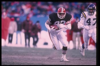 17 Dec 1989:  Tight end Ozzie Newsome of the Cleveland Browns runs with the ball as a Minnesota Vikings player chases him during a game at Cleveland Stadium in Cleveland, Ohio.  The Browns won the game, 23-17. Mandatory Credit: Rick Stewart  /Allsport