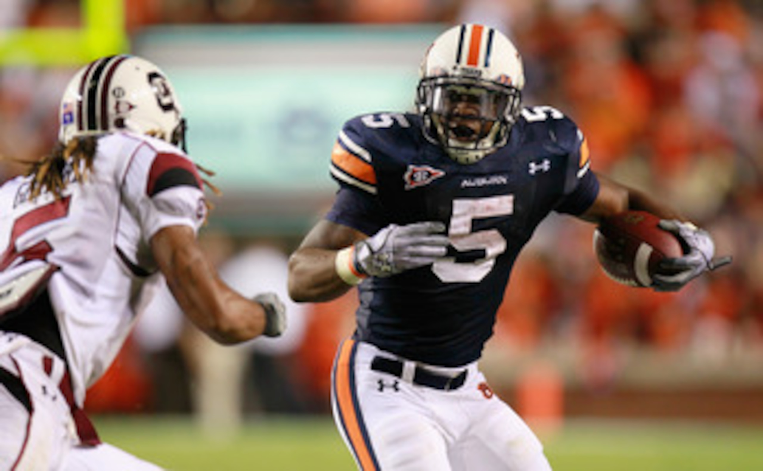 AUBURN, AL - SEPTEMBER 25:  Michael Dyer #5 of the Auburn Tigers rushes upfield toward Stephon Gilmore #5 of the South Carolina Gamecocks at Jordan-Hare Stadium on September 25, 2010 in Auburn, Alabama.  (Photo by Kevin C. Cox/Getty Images)