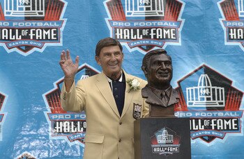 CANTON, OH - AUGUST 3:  Pro Football Hall of Fame inductee Hank Stram waves after being presented with his bust during the 2003 NFL Hall of Fame Induction ceremony on August 3, 2003 in Canton, Ohio.  (Photo by David Maxwell/Getty Images)