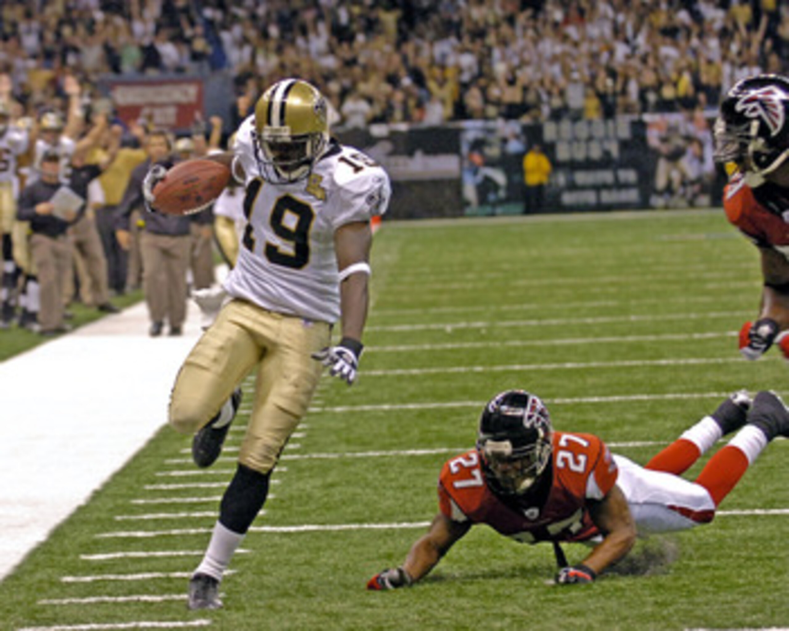 New Orleans Saints wide receiver Devery Henderson scores a first quarter touchdown  against the Atlanta Falcons on  ESPN Monday Night Football  game September 25, 2006 in New Orleans. The Saints won 23 - 3.  (Photo by Al Messerschmidt/Getty Images)