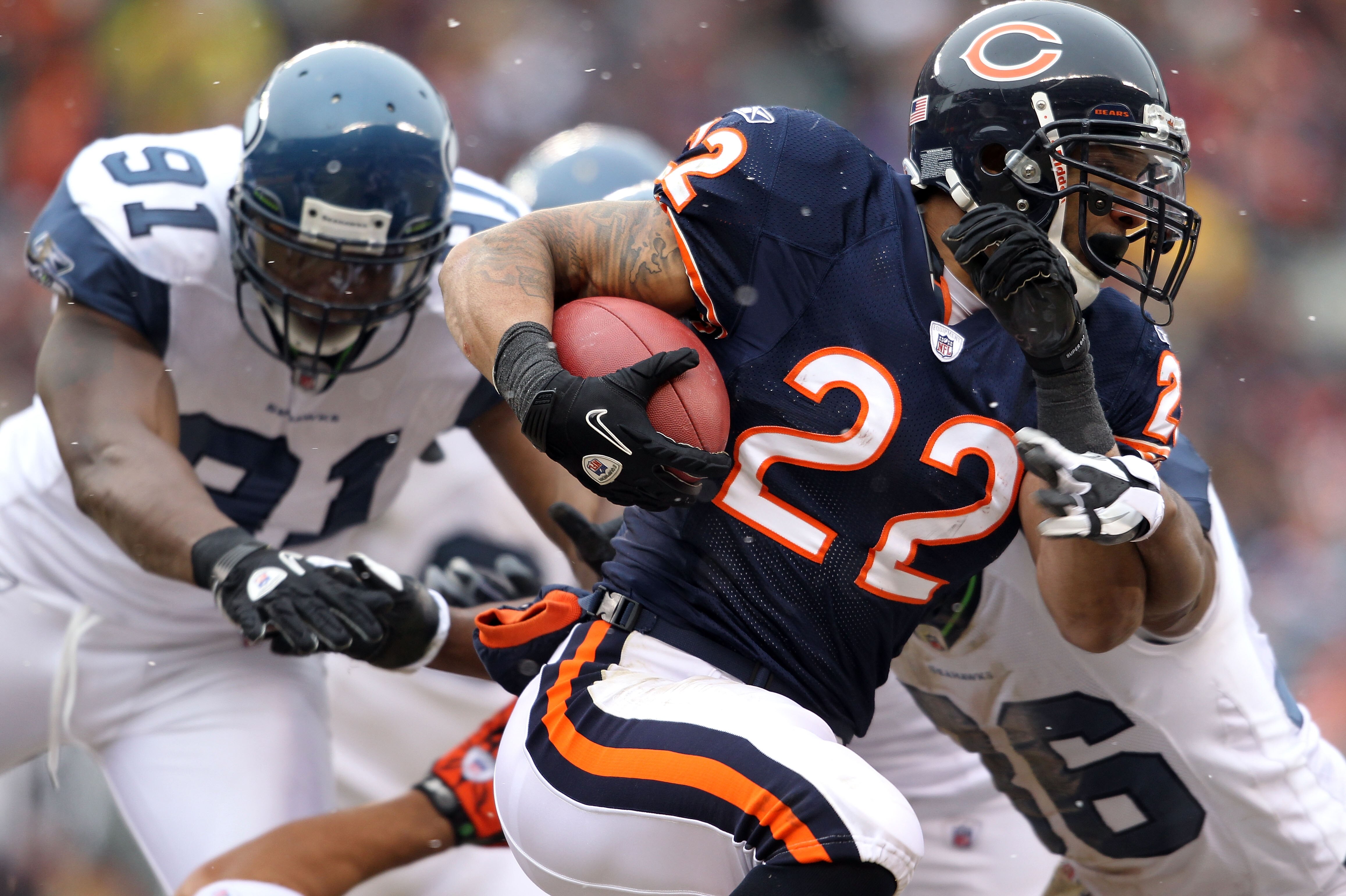 CHICAGO, IL - JANUARY 16:  Matt Forte #22 of the Chicago Bears runs the ball against the Seattle Seahawks in the 2011 NFC divisional playoff game at Soldier Field on January 16, 2011 in Chicago, Illinois.  (Photo by Andy Lyons/Getty Images)