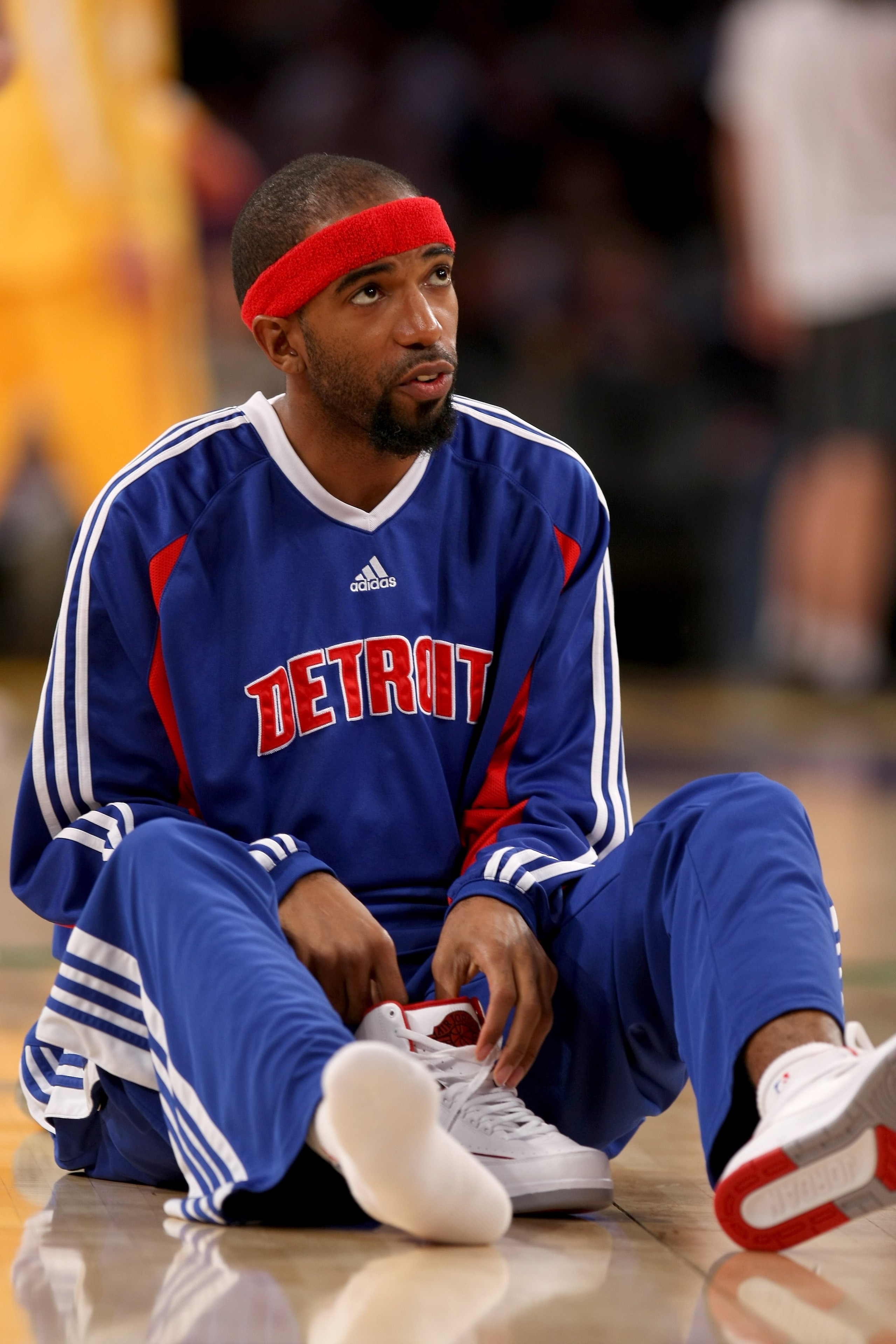 LOS ANGELES, CA - NOVEMBER 14:  Richard Hamilton #32 of the Detroit Pistons gets ready for the game with the Los Angeles Lakers on November 14, 2008 at Staples Center in Los Angeles, California.   NOTE TO USER: User expressly acknowledges and agrees that,