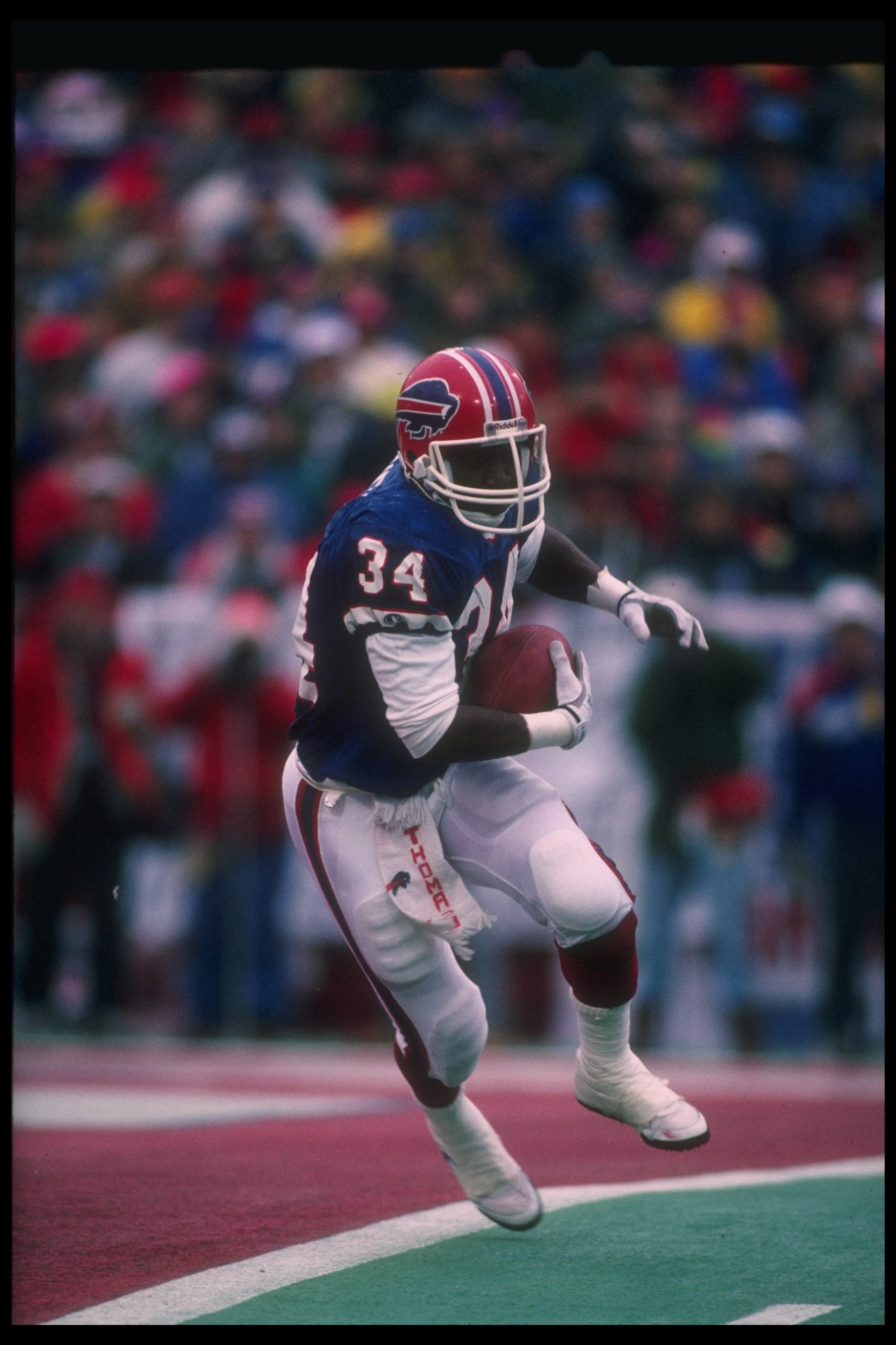 23 Dec 1990:  Running backThurman Thomas of the Buffalo Bills runs with the ball during a game against the Miami Dolphins at Rich Stadium in Orchard Park, New York.  The Bills won the game, 24-14. Mandatory Credit: Rick Stewart  /Allsport