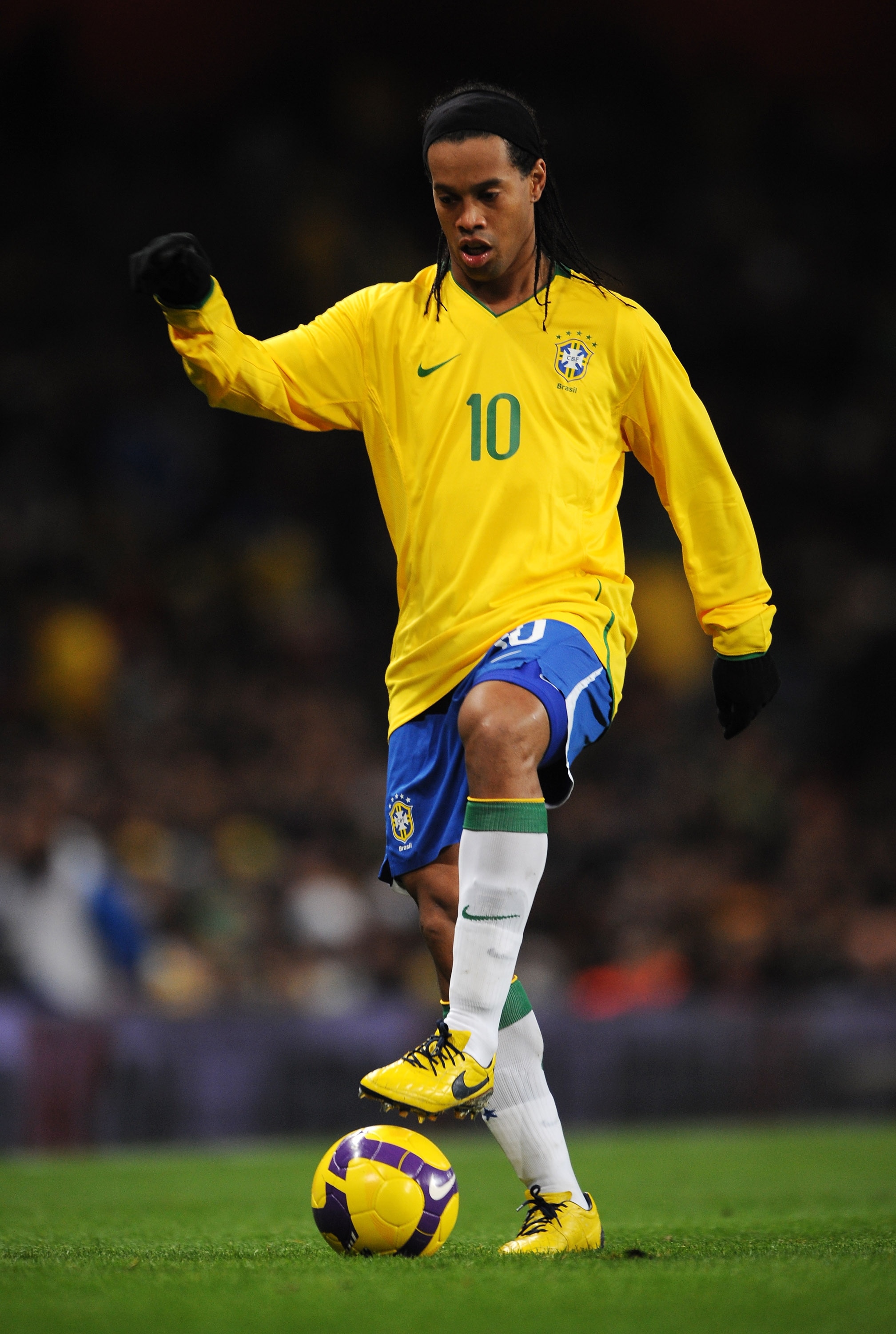 LONDON - FEBRUARY 10:  Ronaldinho of Brazil controls the ball during the International Friendly match between Brazil and Italy at the Emirates Stadium on February 10, 2009 in London, England.  (Photo by Shaun Botterill/Getty Images)