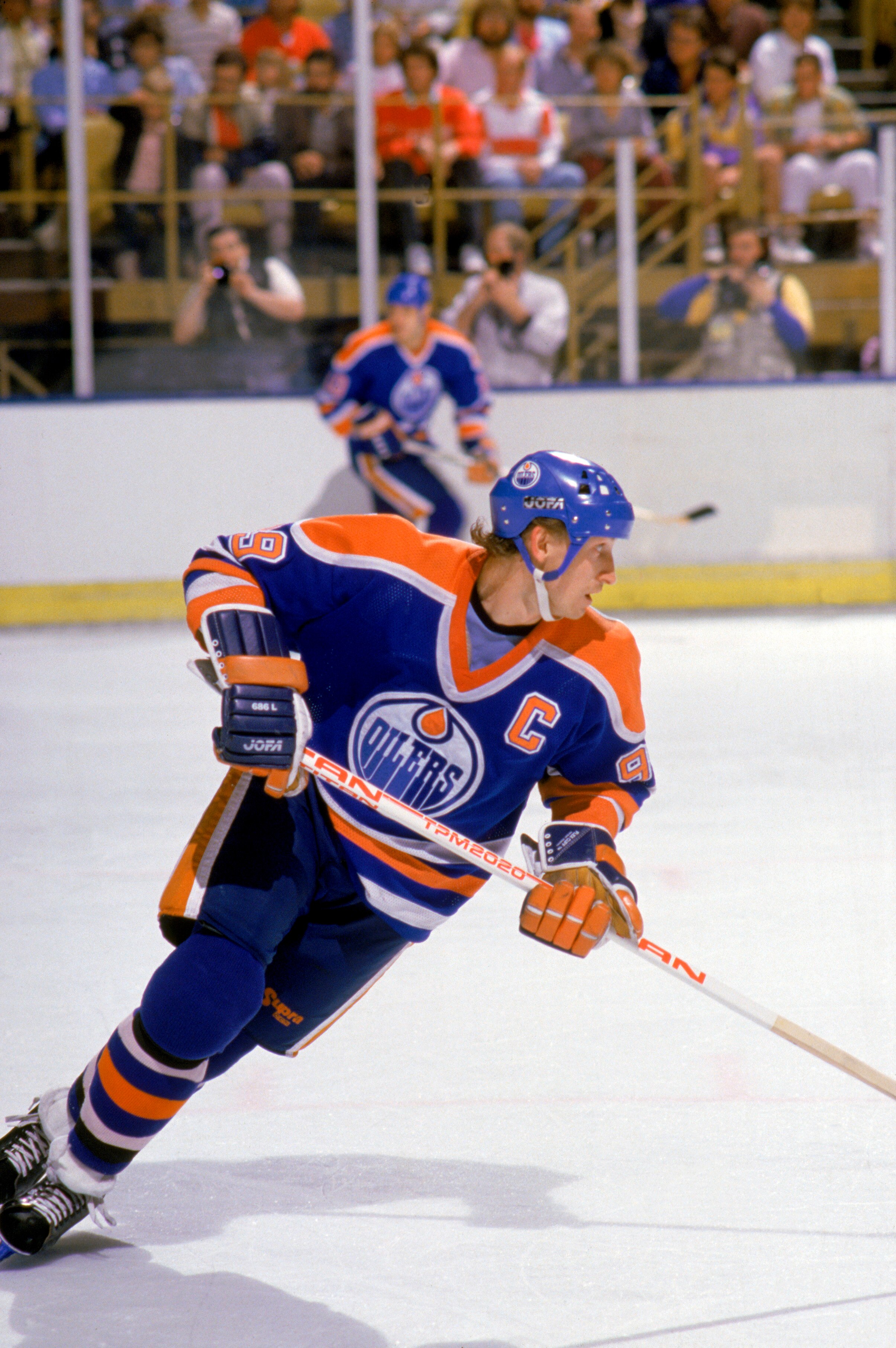 INGLEWOOD, CA - 1987:  Wayne Gretzky #99 of the Edmonton Oilers skates against the Los Angeles Kings during a game circa 1987 at the Great Western Forum in Inglewood, California.  (Photo by Mike Powell/Getty Images)