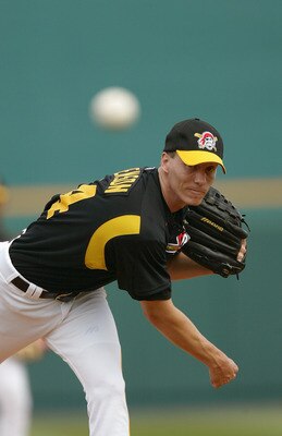 BRADENTON, FL - MARCH 4:  Pitcher Kris Benson #34 of the Pittsburgh Pirates warms up against the Cincinnati Reds during Spring Training on March 4, 2004 at McKechnie Field  in Bradenton, Florida. The Red won 6-3. (Photo by Eliot J. Schechter/Getty Images)