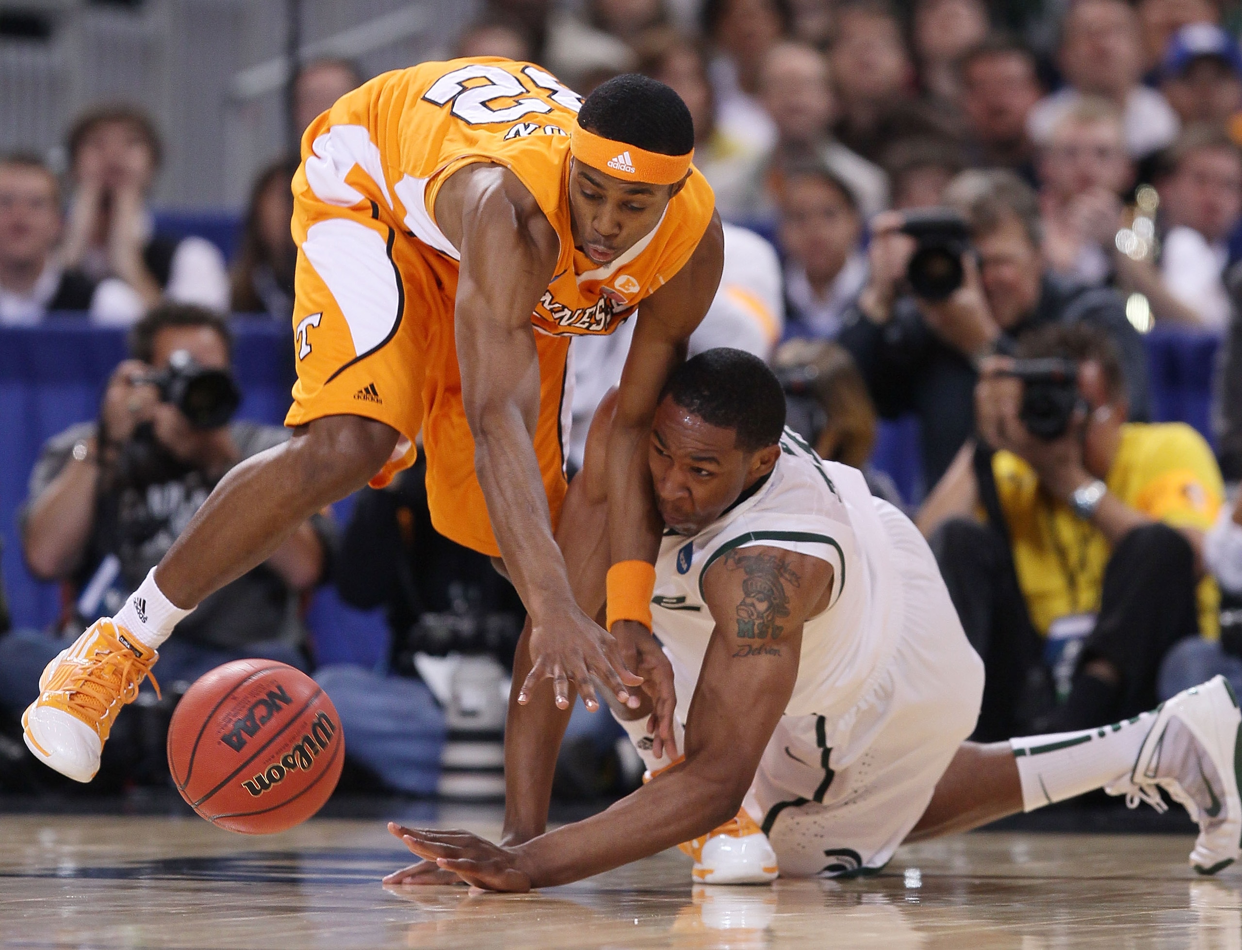 ST. LOUIS - MARCH 28:  Scotty Hopson #32 of the Tennessee Volunteers and Delvon Roe #10 of the Michigan State Spartans scramble for the loose ball during the midwest regional final of the 2010 NCAA men's basketball tournament at the Edward Jones Dome on M