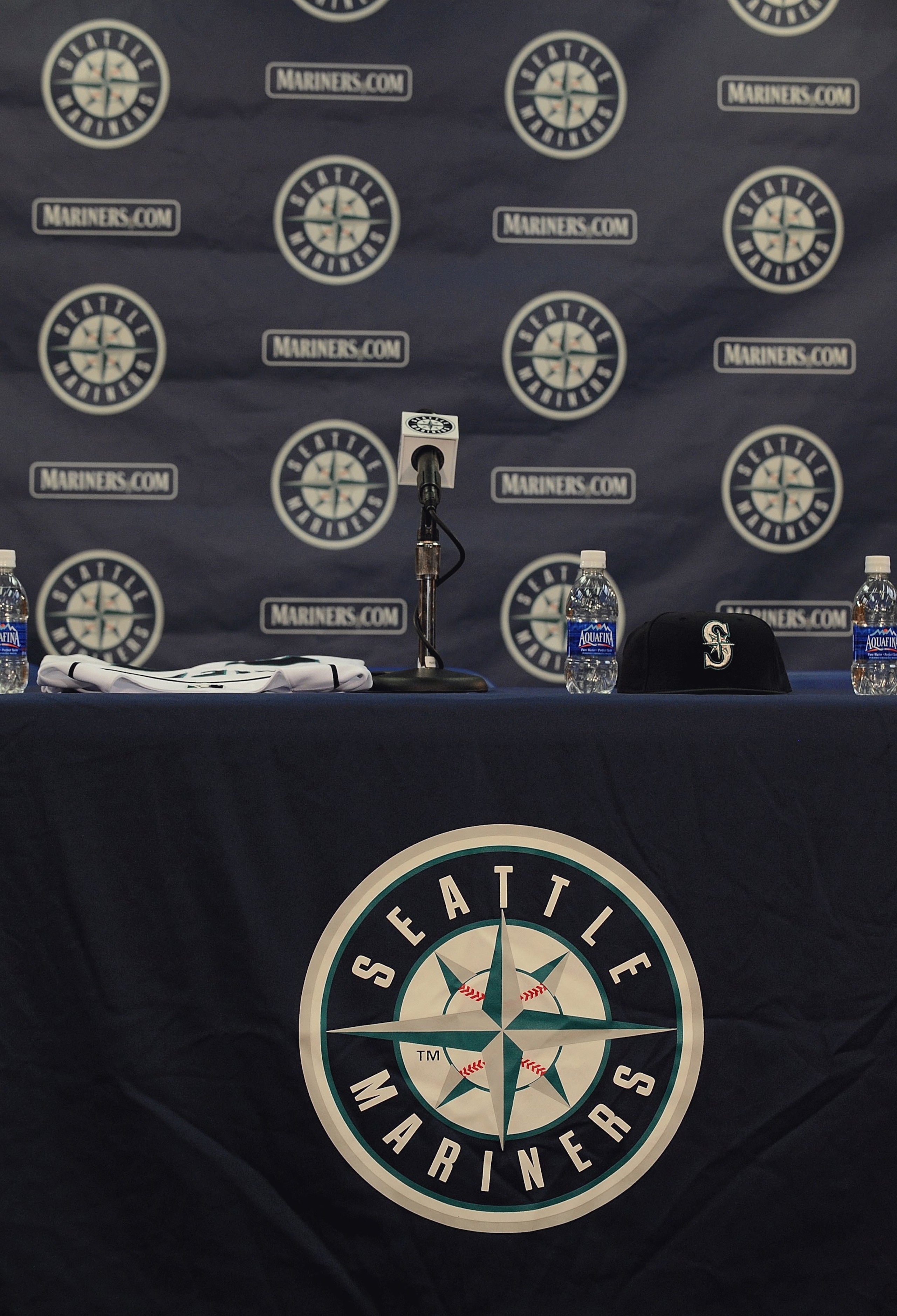 PEORIA, AZ - FEBRUARY 21:  The podium before a  press conference with Ken Griffey Jr. of the Seattle Mariners on February 21, 2009 in Peoria, Arizona.  (Photo by Ronald Martinez/Getty Images)