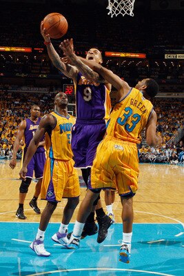 NEW ORLEANS, LA - APRIL 22:  Matt Barnes #9 of the Los Angeles Lakers shoots the ball over Willie Green #33 of the New Orleans Hornets in Game Three of the Western Conference Quarterfinals in the 2011 NBA Playoffs at the New Orleans Arena  on April 22, 20